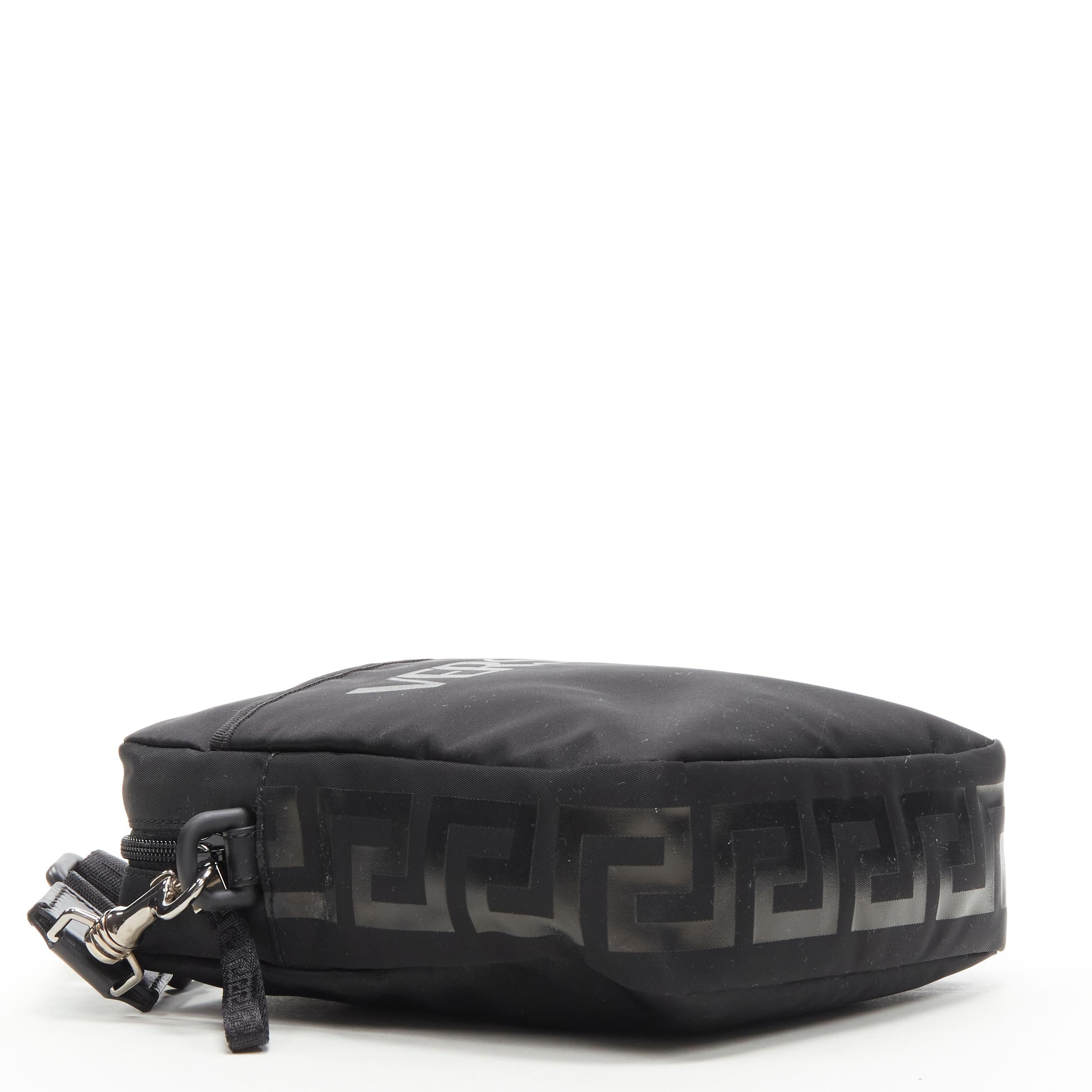 VERSACE La Greca Vintage 90er Jahre Crossbody-Tasche aus schwarzem Nylon mit Logodruck im Angebot 1