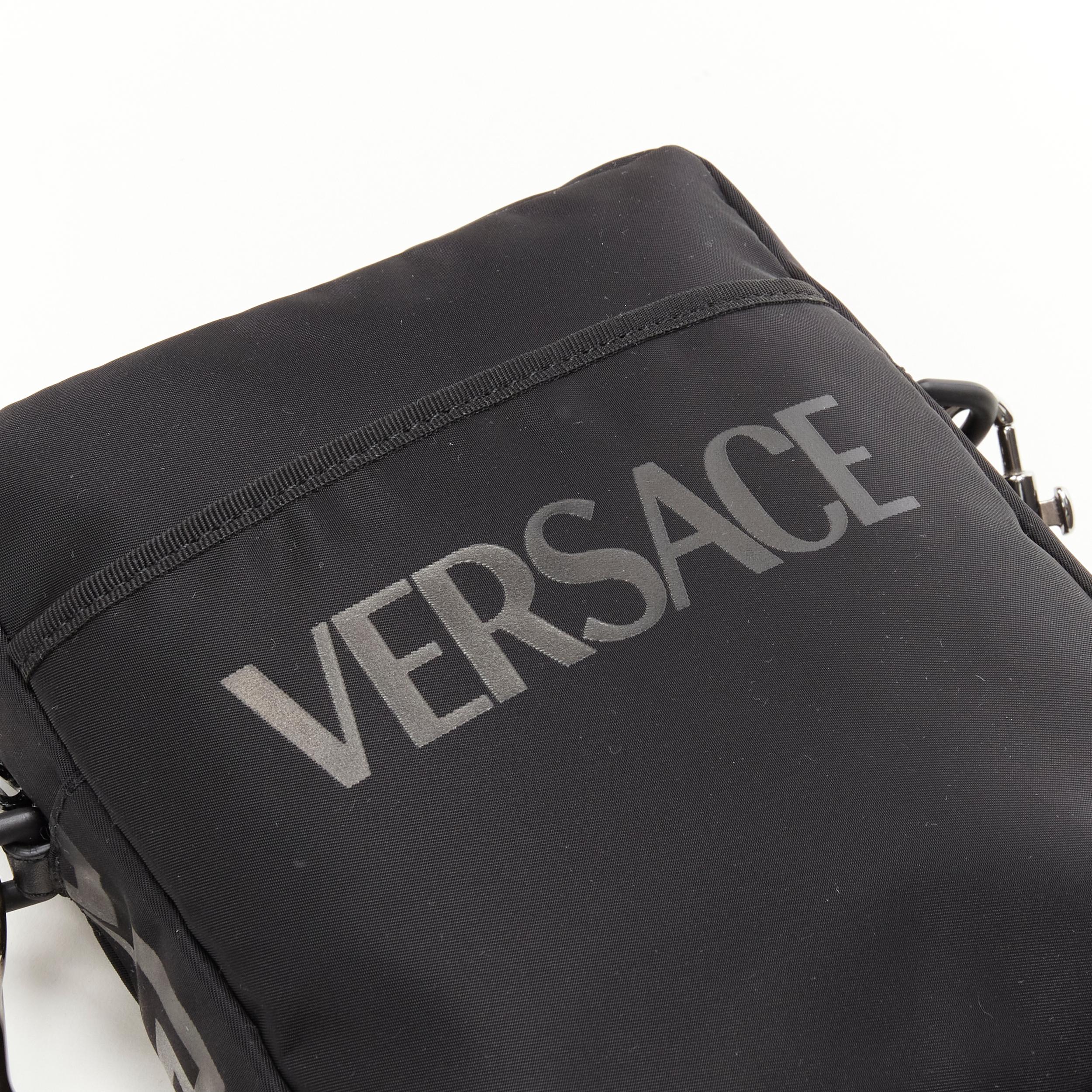 VERSACE La Greca Vintage 90er Jahre Crossbody-Tasche aus schwarzem Nylon mit Logodruck im Angebot 2