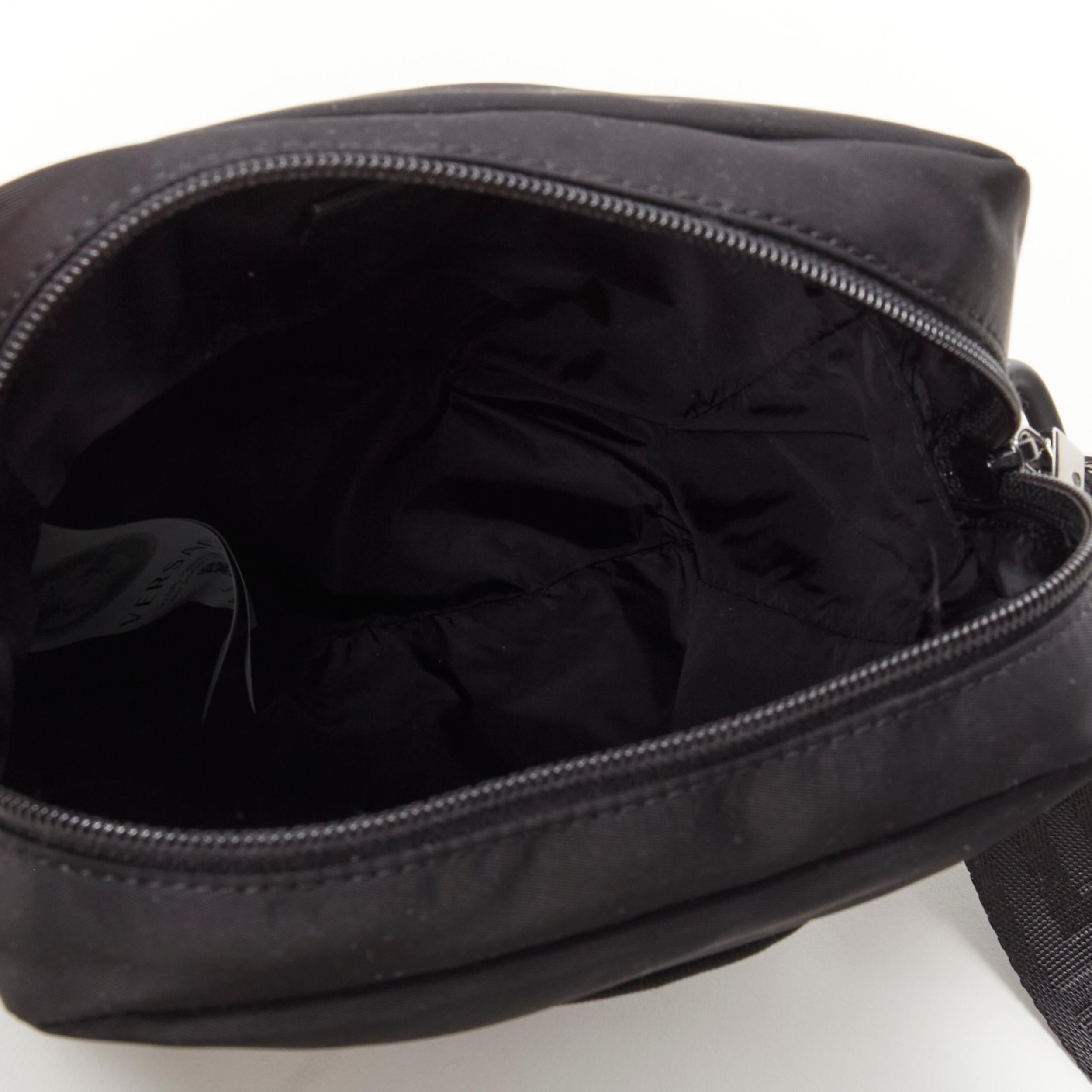 VERSACE La Greca Vintage 90er Jahre Crossbody-Tasche aus schwarzem Nylon mit Logodruck im Angebot 3
