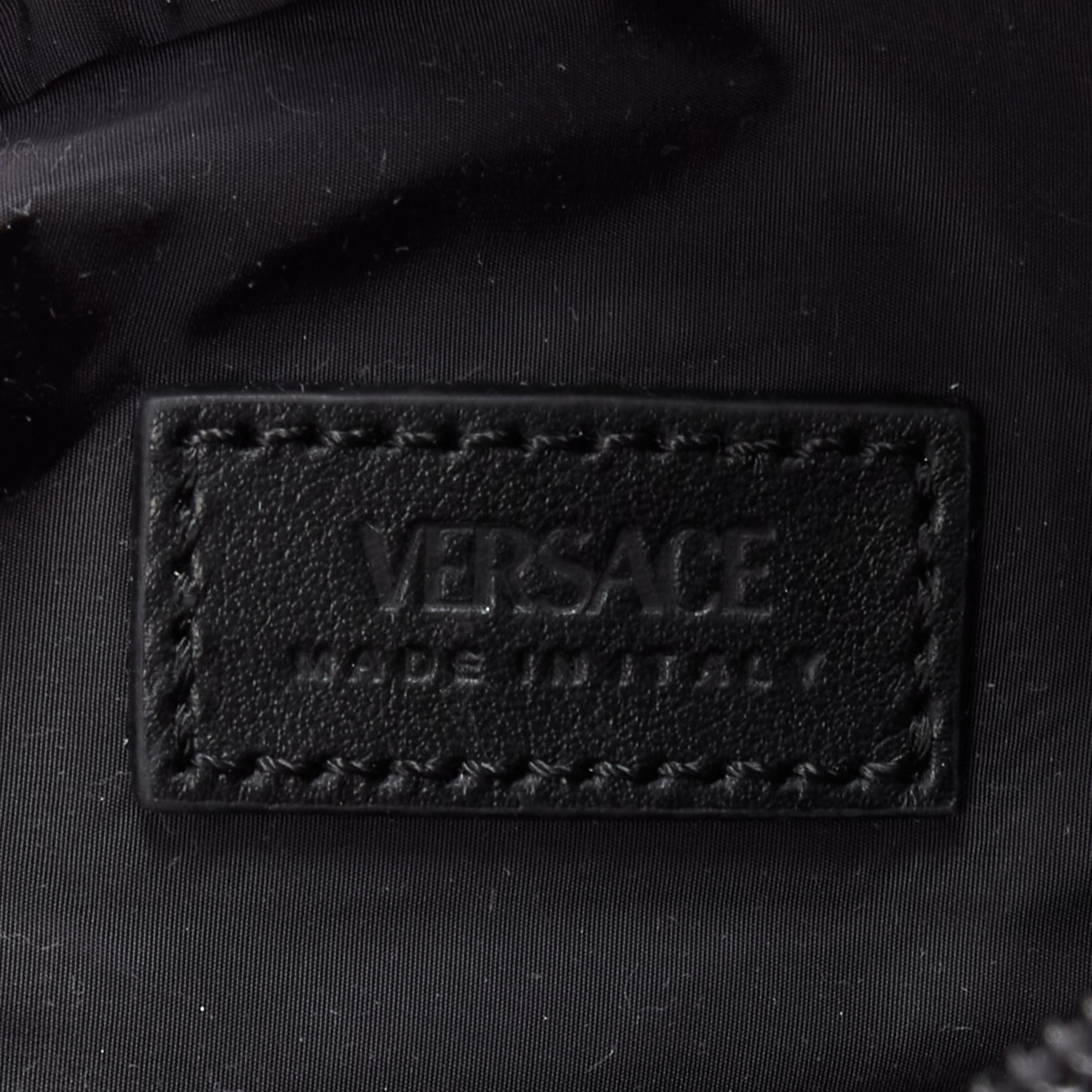 VERSACE La Greca Vintage 90er Jahre Crossbody-Tasche aus schwarzem Nylon mit Logodruck im Angebot 4