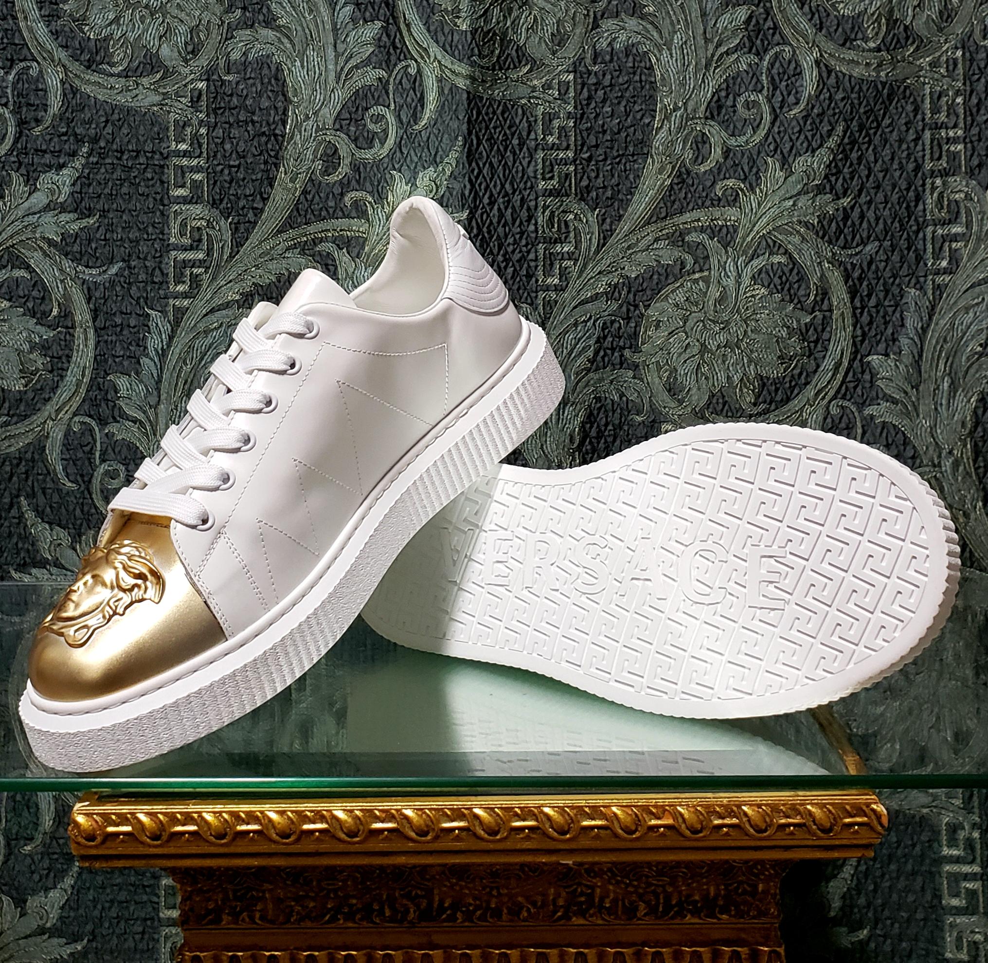 VERSACE 



White leather sneakers

Round Toe with Versace Medusa Head 

Lace up 

Leather Insole 

Rubber sole 



Content: 100% Leather, Rubber sole


 Italian size is 41 - US 8 insole: 10