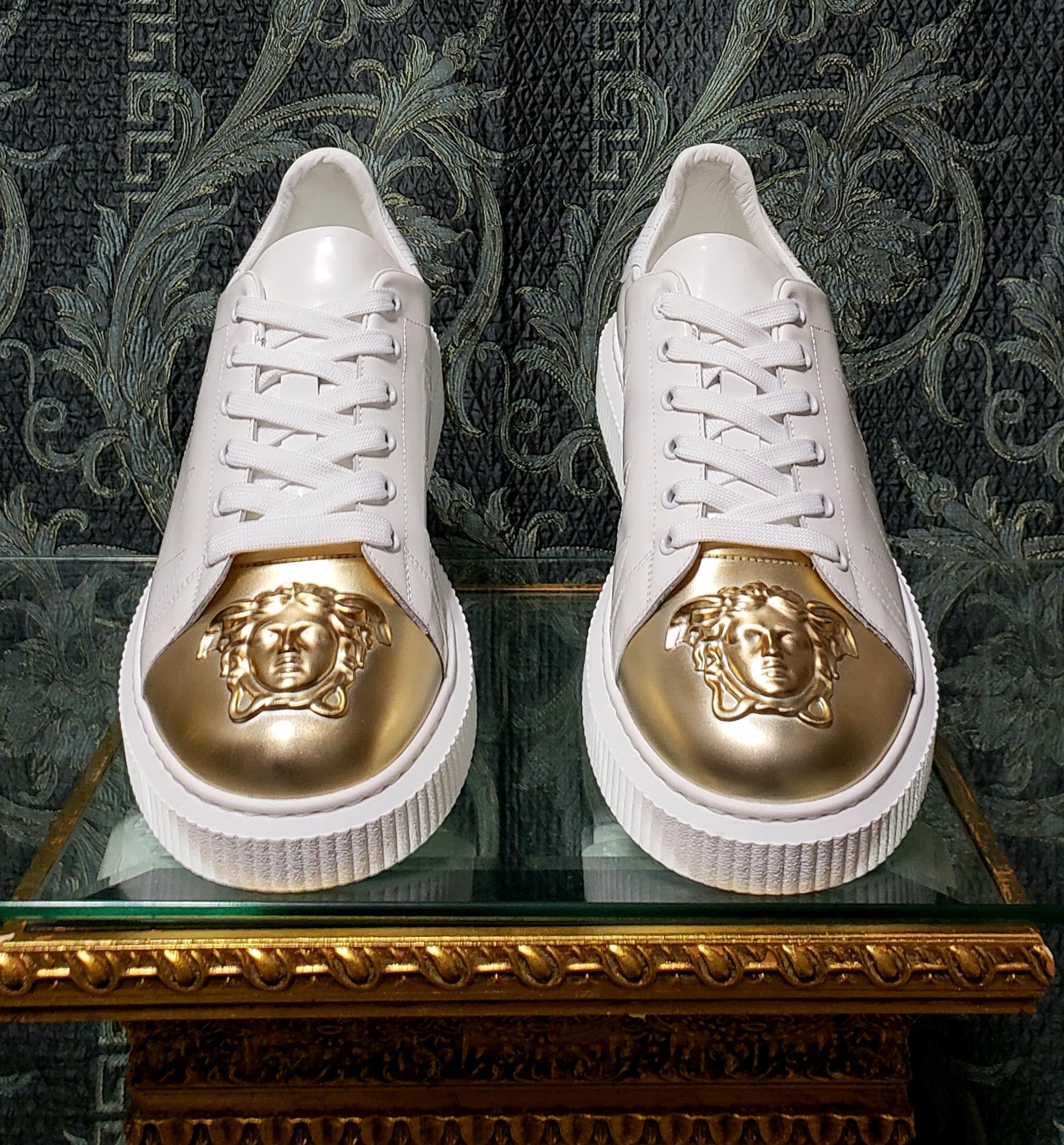 New VERSACE LEATHER SNEAKERS WHITE GOLD MEDUSA TOE 41 In New Condition For Sale In Montgomery, TX