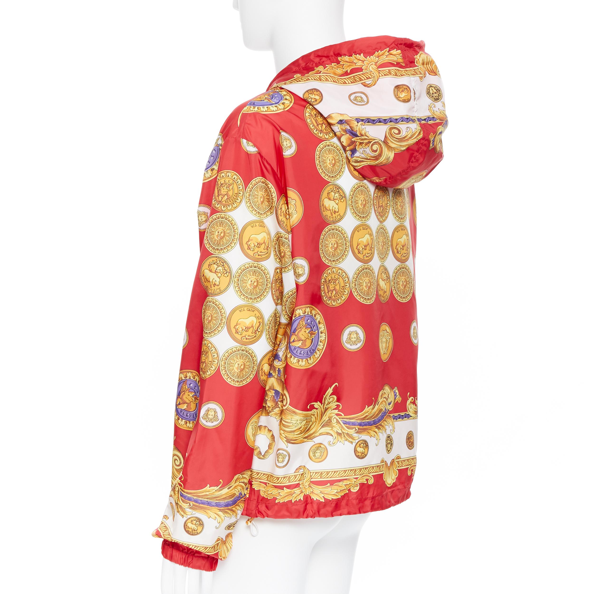 new VERSACE Limited Gold Pig Medusa Medallion Coin Baroque print hoodie IT56 3XL
Brand: Versace
Designer: Donatella Versace
Collection: 2019
Model Name / Style: Nylon hoodie
Material: Nylon
Color: Red
Pattern: Animal print
Closure: Zip
Extra Detail:
