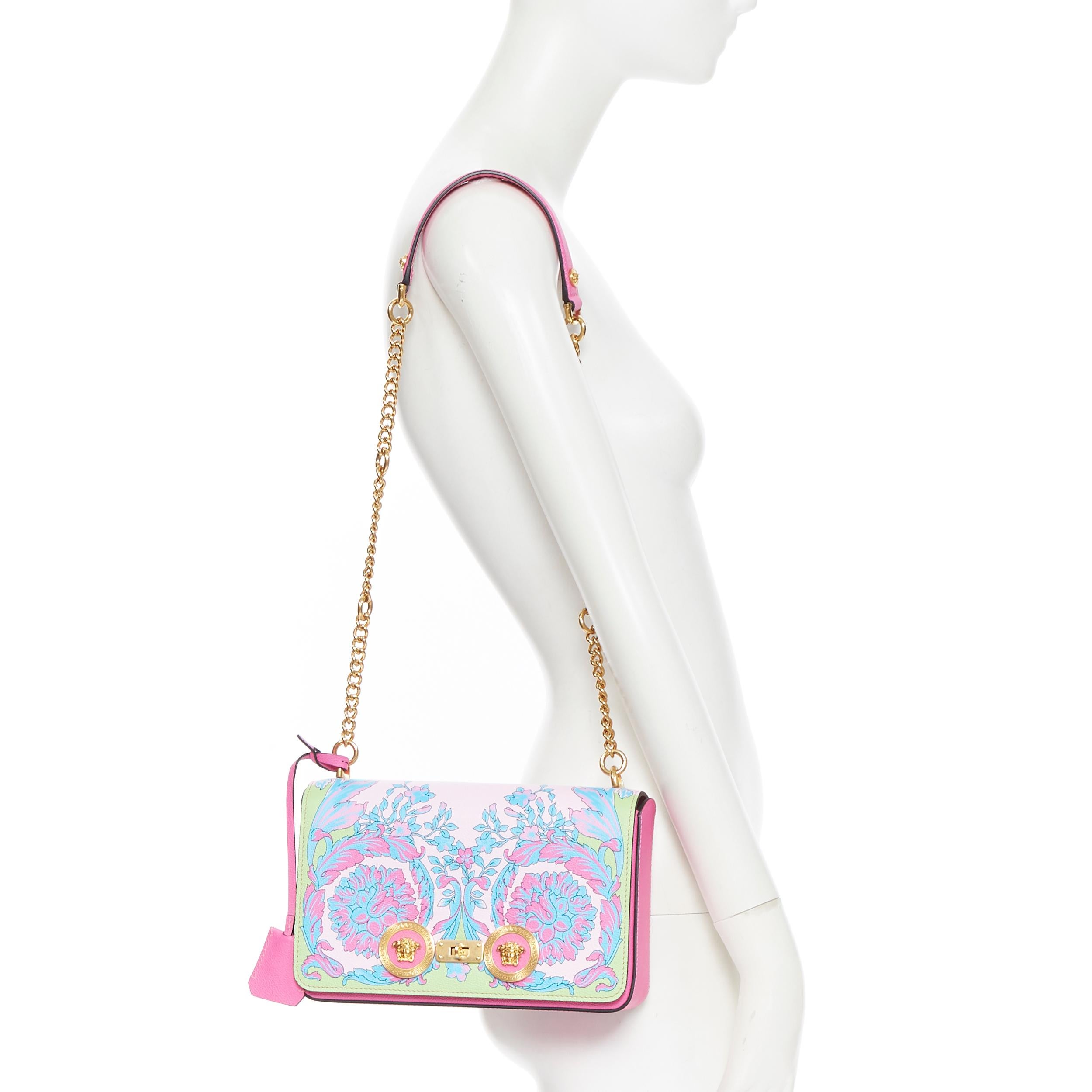 new VERSACE Medium Icon SS19 Runway Technicolor Baroque gold chain shoulder bag
Brand: Versace
Designer: Donatella Versace
Collection: SS19
Model Name / Style: Medium Icon
Material: Leather
Color: Pink
Pattern: Floral
Closure: Turnlock
Lining