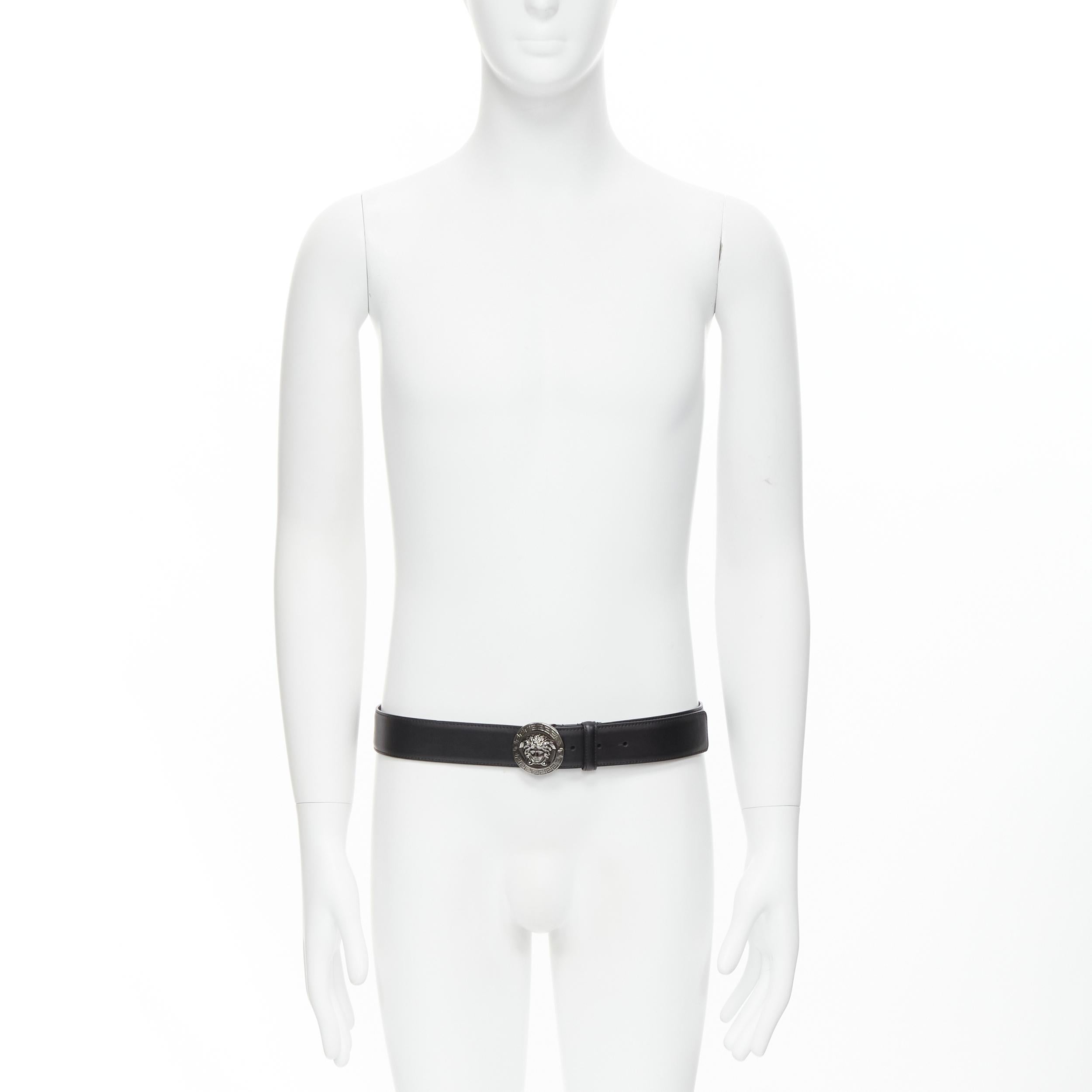 Noir Versace, ceinture noire Medusa Biggie à boucle médaillon argentée 110 cm, 44 po. en vente