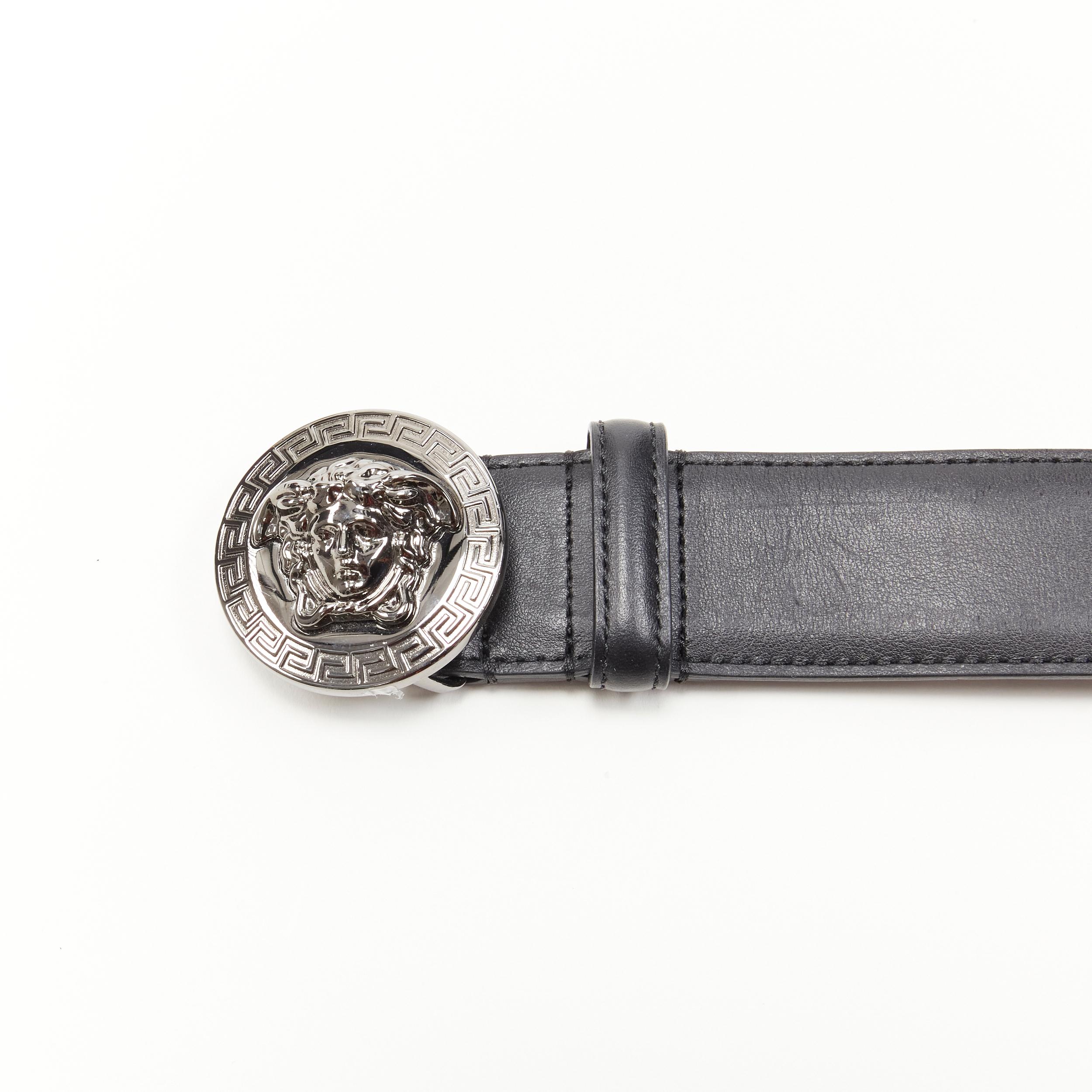Versace, ceinture noire Medusa Biggie à boucle médaillon argentée 110 cm, 44 po. en vente 3
