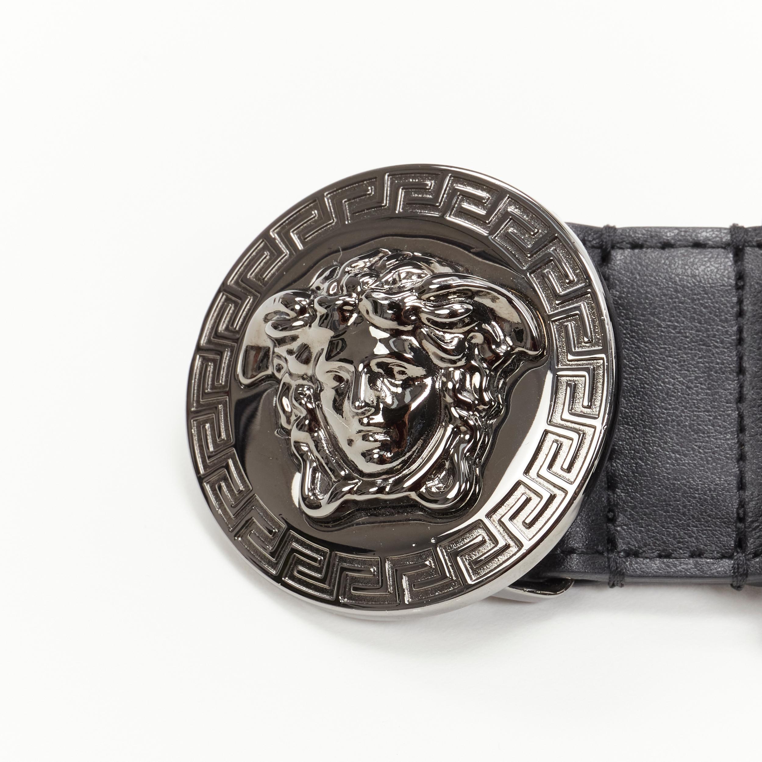 Versace, ceinture noire Medusa Biggie à boucle médaillon argentée 110 cm, 44 po. en vente 4