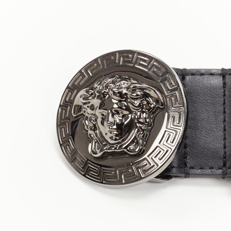 Versace, ceinture noire Medusa Biggie à boucle médaillon et médaillon en  argent 105 cm 42 po. - En vente sur 1stDibs