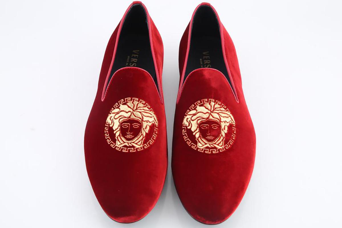 VERSACE



Red City Loafer Shoe



Exclusive red/gold colorway
Stacked heel
Almond toe
Slip-on style

Content: Leather/polyester/cotton upper
Lining: 100% leather



Made in Italy

Italian
Size is 42 - US 9       
Size is 42.5 - US 9.5   

Brand