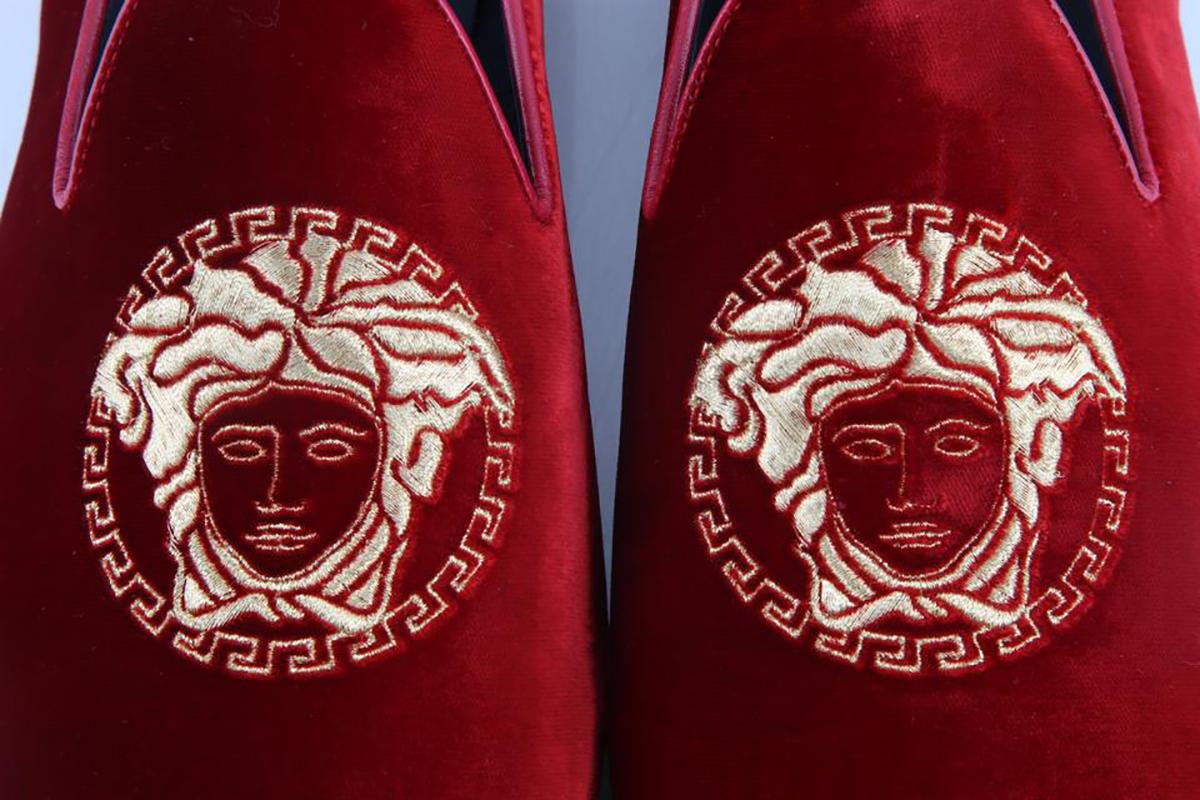 New VERSACE MEDUSA HEAD RED VELVET LOAFERS 42 - 9; 42.5 - 9.5 In New Condition In Montgomery, TX