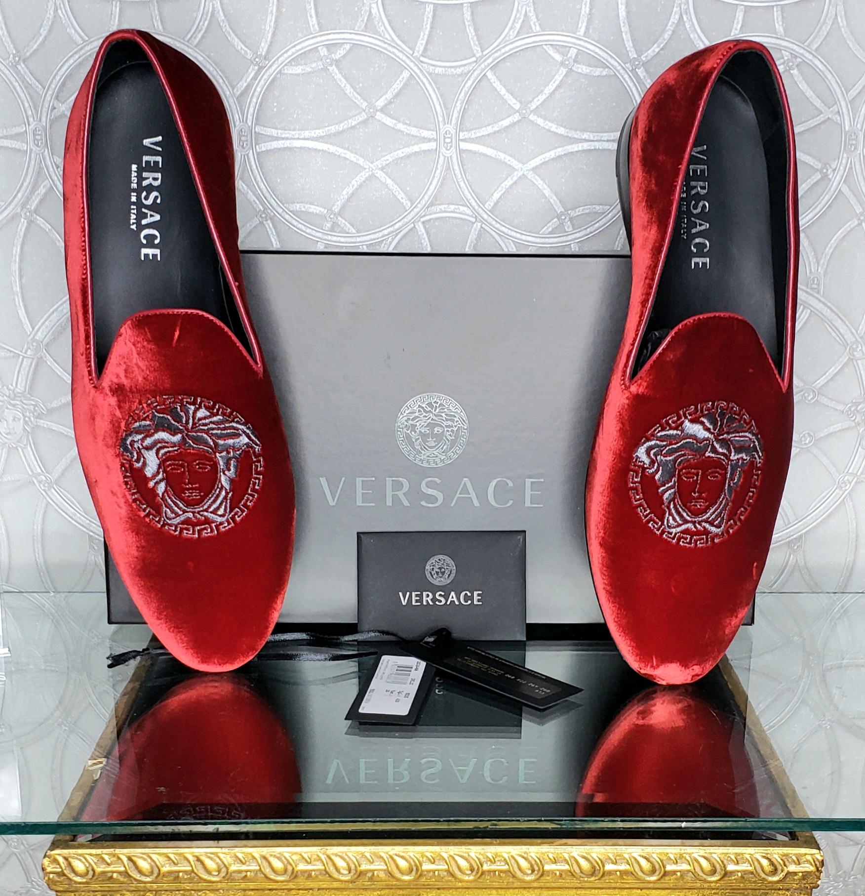 VERSACE

Red City Loafer Shoe

Exclusive red/silver colorway
Stacked heel
Almond toe
Slip-on style

Content: Leather/polyester/cotton upper
Lining: 100% leather

Made in Italy

available in sizes:
Size IT42.5 - US 9.5 insole 10 7/8