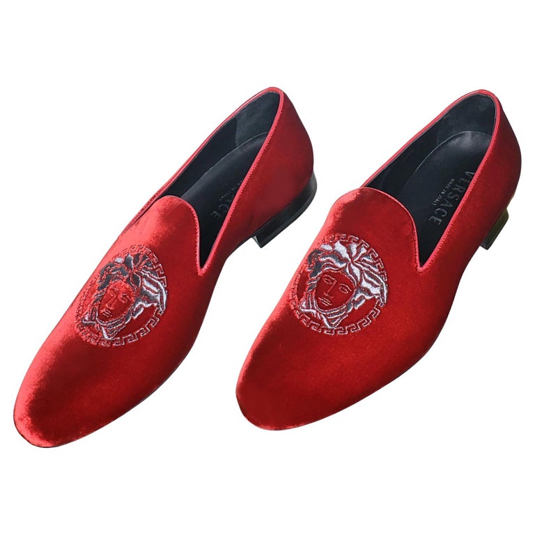 VENDU ! !! Versace - Mocassins en velours rouge avec broderie mdaillon, tat  neuf, taille 9,5 En vente sur 1stDibs