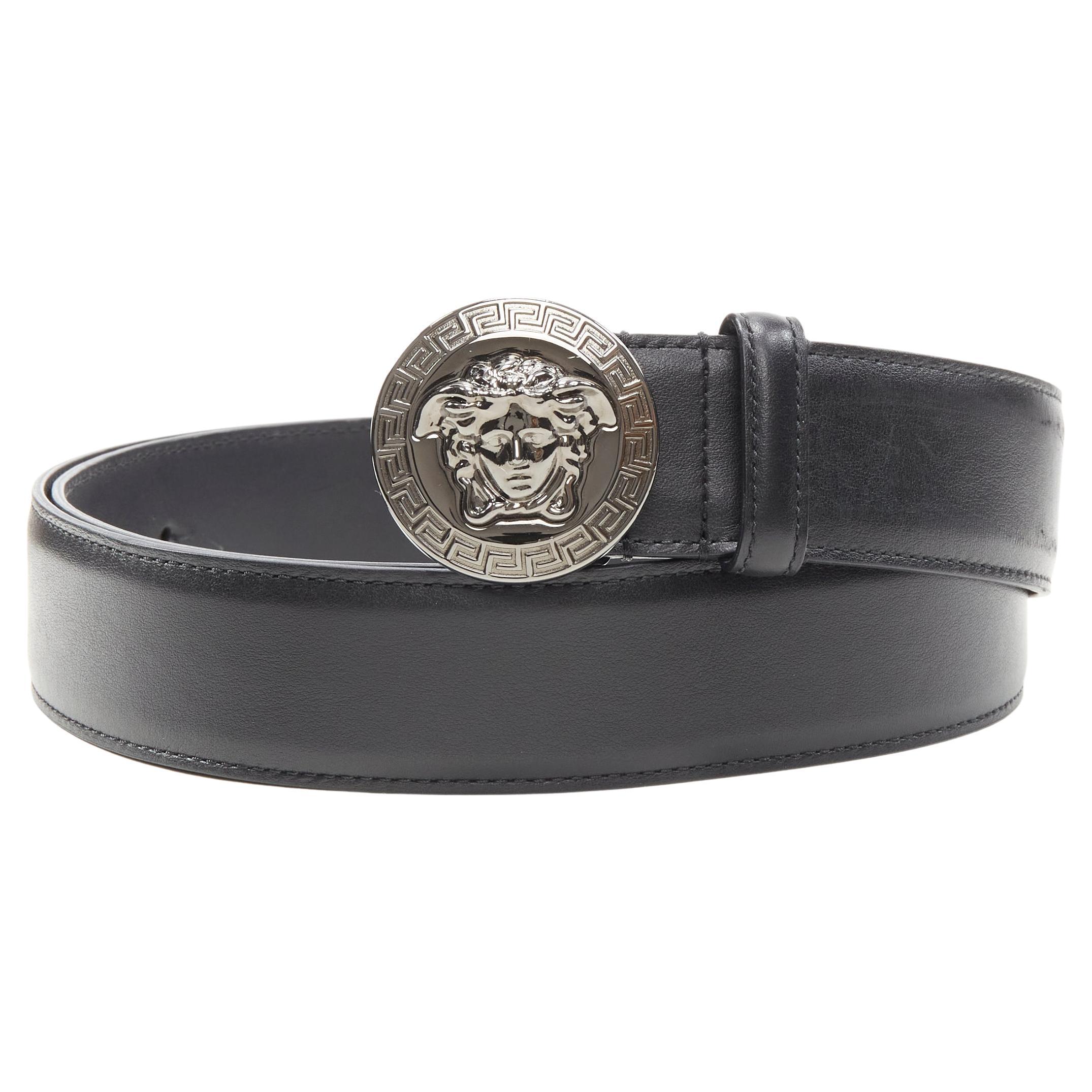 Versace, ceinture Médaillon en cuir noir 115 cm avec boucle argentée, 44-48", neuve en vente