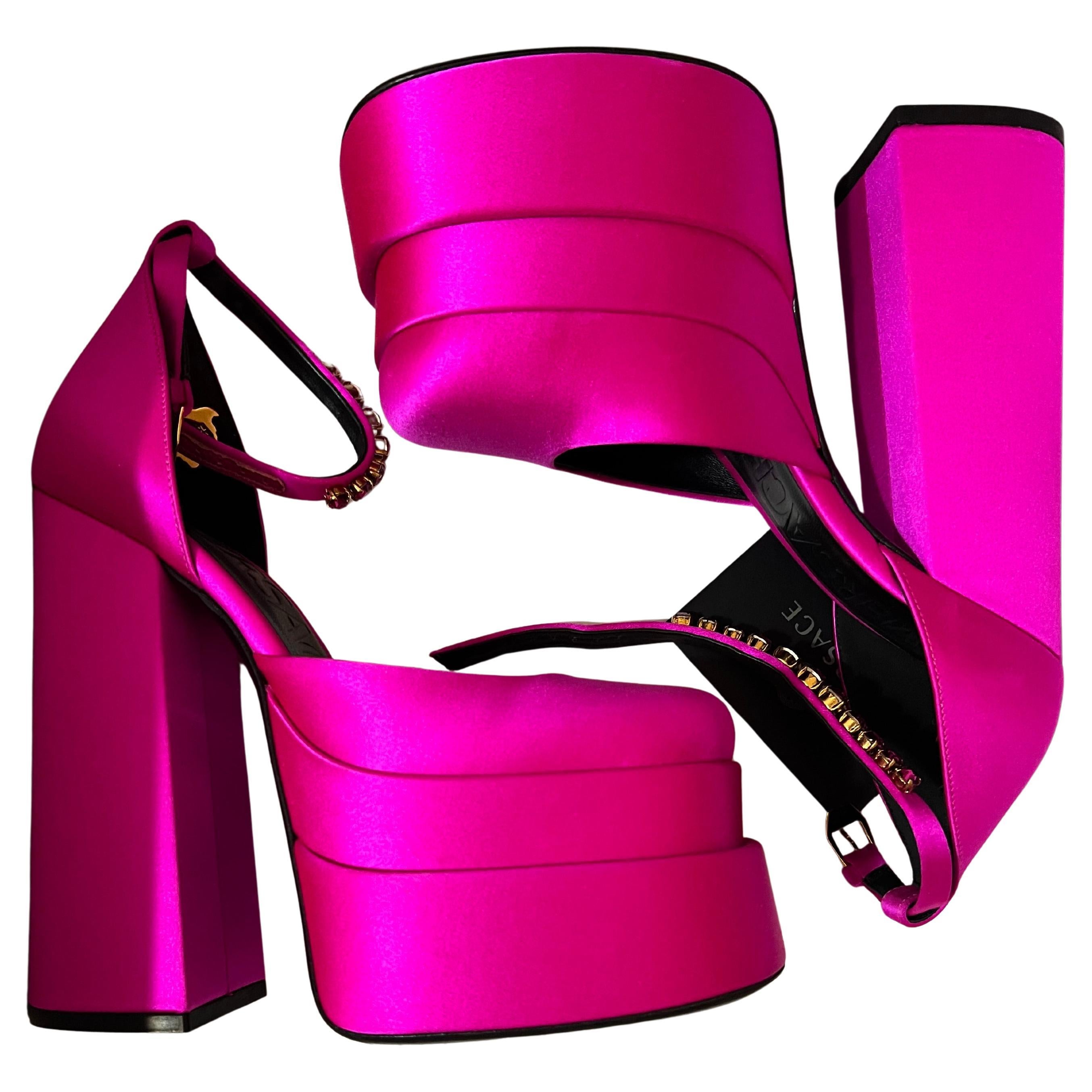 Escarpins à plateforme en satin rose Medusa Aevitas embelli. Taille 35.
Escarpins à plateforme en satin embelli Medusa Aevitas. Nouveau avec la boîte.
Il n'est pas surprenant que les escarpins de Versace aient déjà été portés par des personnalités