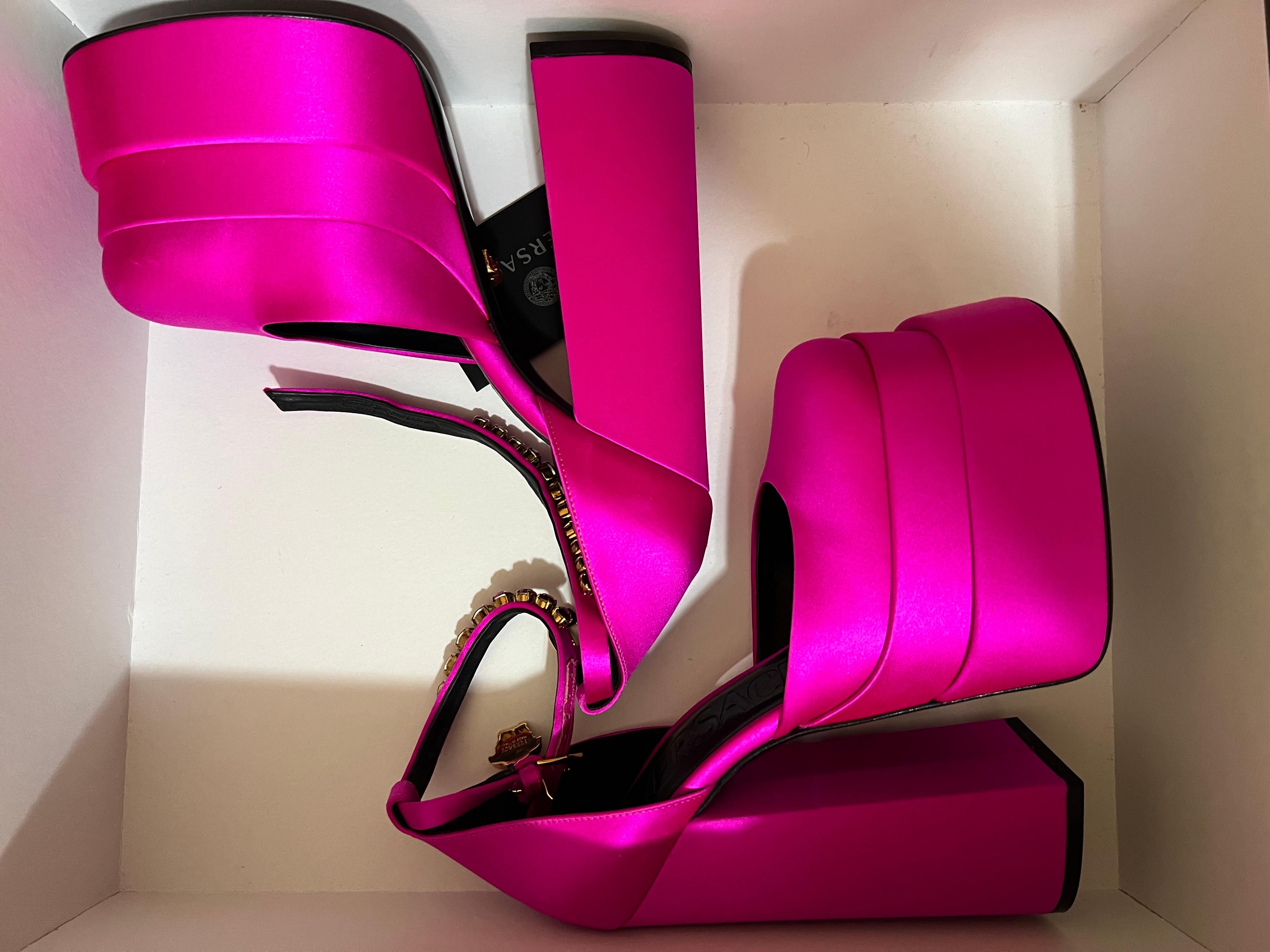New Versace Medusa Platform Crystals Aevitas Pumps Pink Womens Size 35 Neuf - En vente à New York, NY