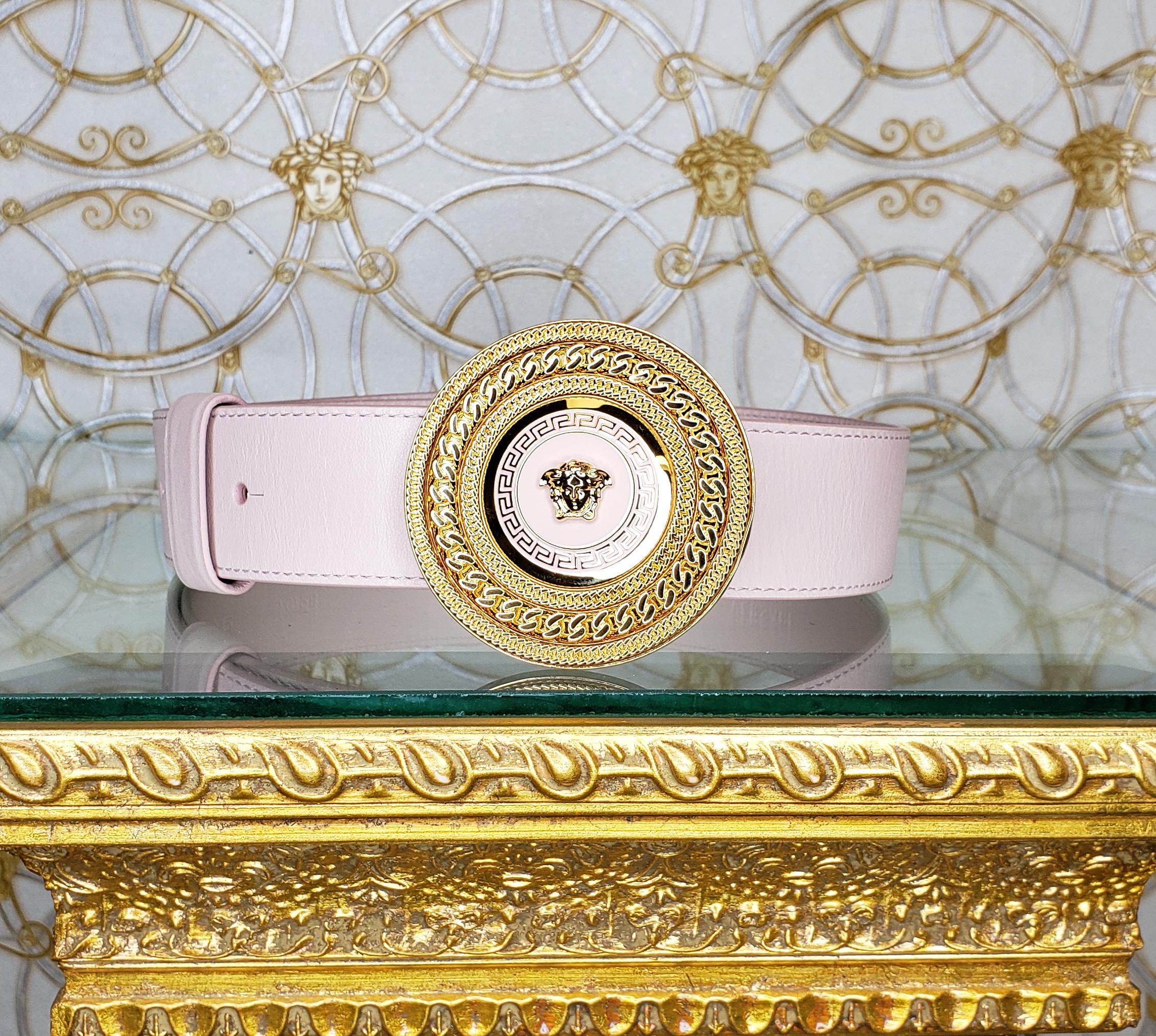 VERSACE

 VERSACE MEDUSA POWDER PINK LEATHER BELT 

Gold hardware. 3D Medusa. Greek key

Content: 100% leather
Made in Italy
   Size 70/28
     1 1/2