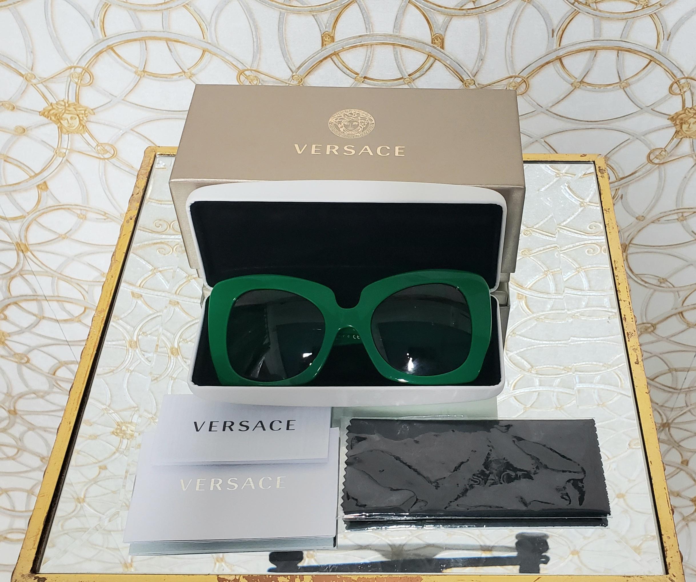  VERSACE

MEDUSA TEMPLE GEOMETRIC SUNGLASSES in GREEN as seen on Rihanna during iHeartRadio Music Awards

Highly collectible !!!

Made in Italy   
New, with tags. Display model. Has a minor scratches. Not noticeable.
Comes with Versace signature Box