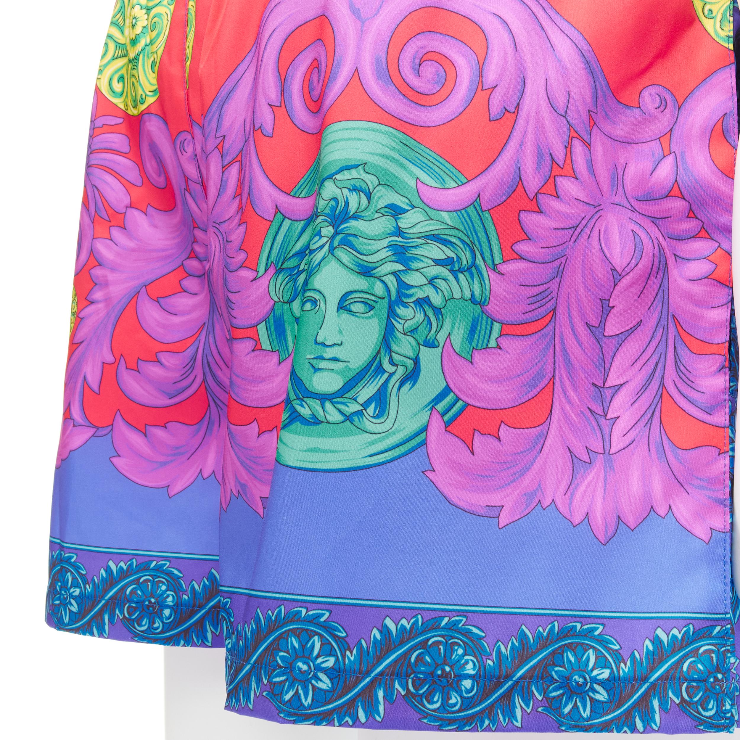 new VERSACE Medusa Trionfo Garden blue purple Barocco swim trunk shorts IT6 XL 
Reference: TGAS/C00216 
Brand: Versace 
Designer: Donatella Versace 
Collection: Medusa Trionfo Runway 
Material: Polyester 
Color: Mulitcolour 
Pattern: Floral
