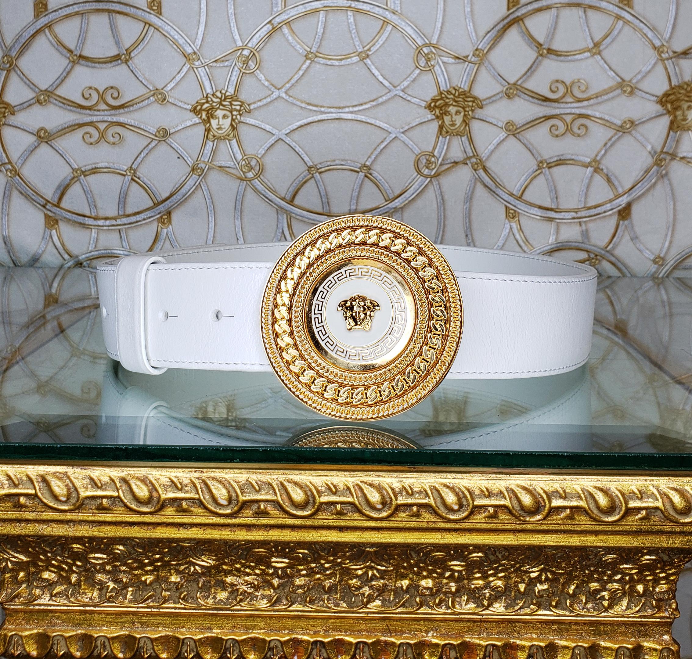 VERSACE

 VERSACE MEDUSA WHITE LEATHER BELT
Gold hardware. 3D Medusa. Greek key

Content: 100% leather
Made in Italy


 Size 75/30
 1 1/2
