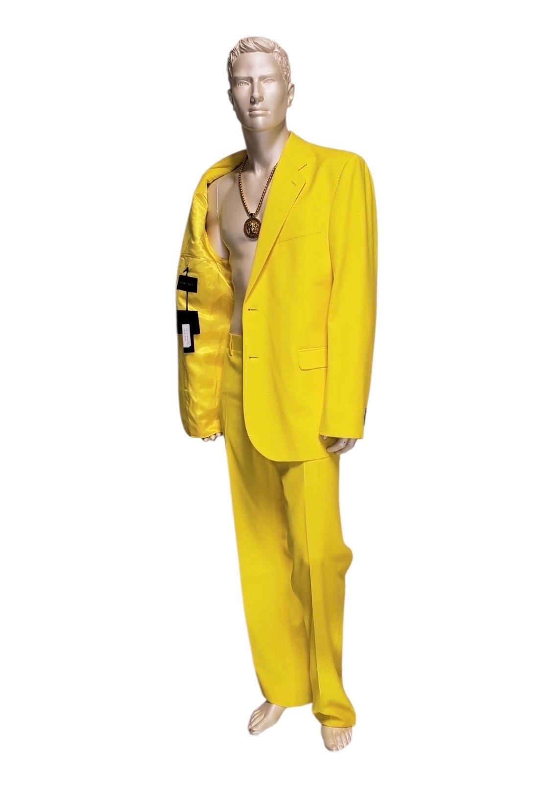 Abito su misura da uomo Versace - Giallo Canarino

Fai una dichiarazione audace con questo sorprendente abito da uomo Versace, realizzato in modo impeccabile in un vivace giallo canarino. Questo ensemble a due pezzi riflette il caratteristico