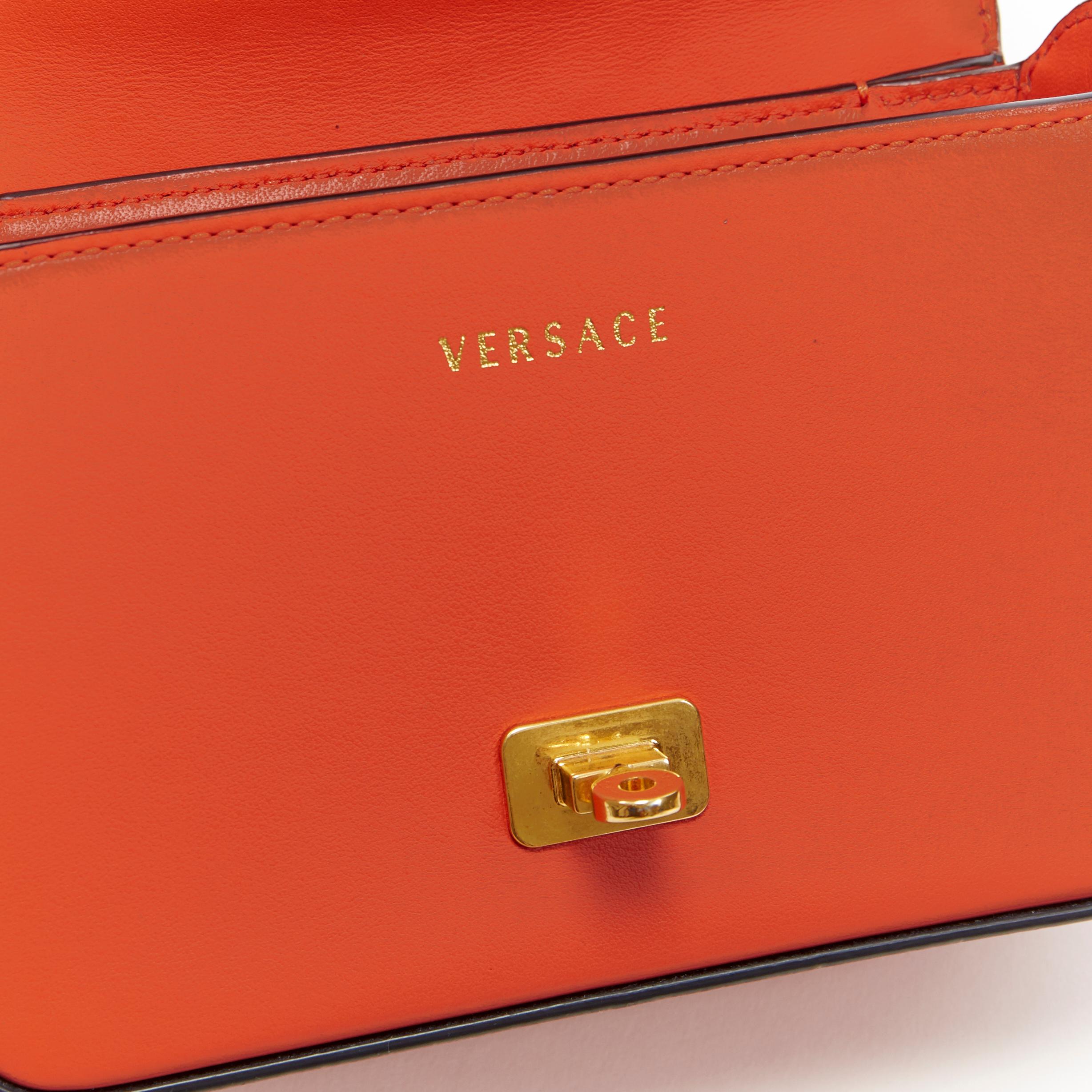 VERSACE Mini Icon Blusenrosa Barock-Schultertasche mit alphabetischem Patch und goldener Kette in Rosa 7