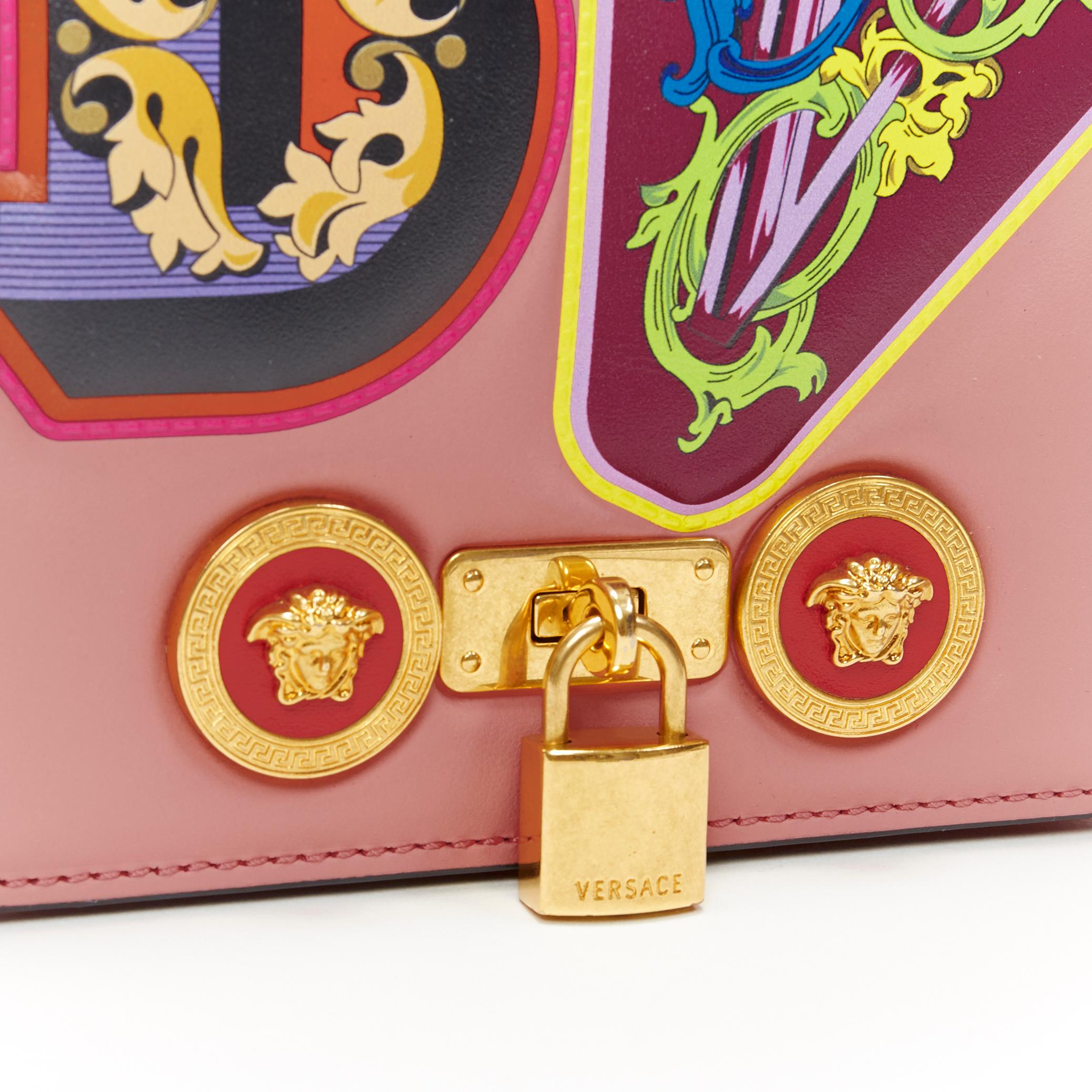 VERSACE Mini Icon Blusenrosa Barock-Schultertasche mit alphabetischem Patch und goldener Kette in Rosa 1