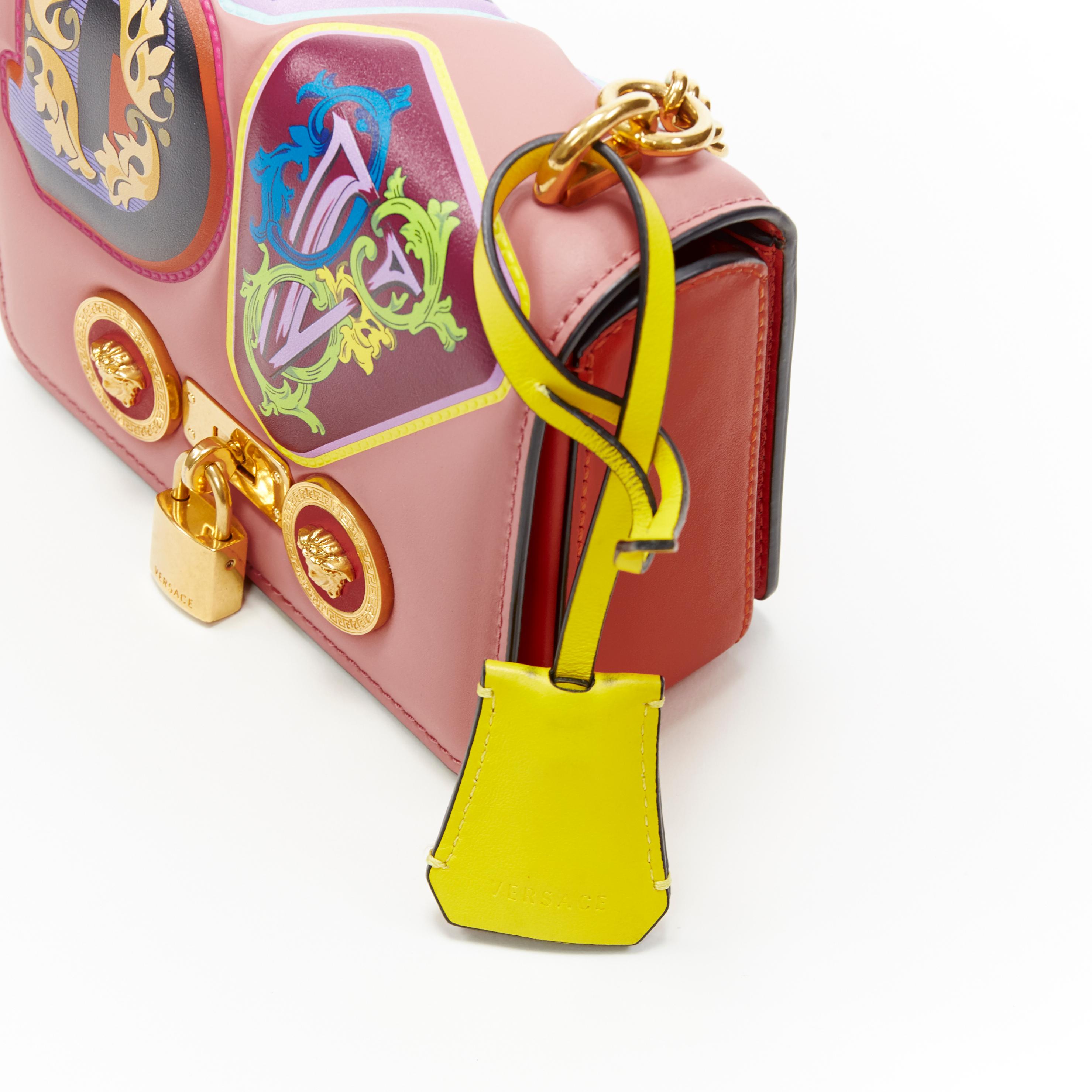 VERSACE Mini Icon Blusenrosa Barock-Schultertasche mit alphabetischem Patch und goldener Kette in Rosa 2