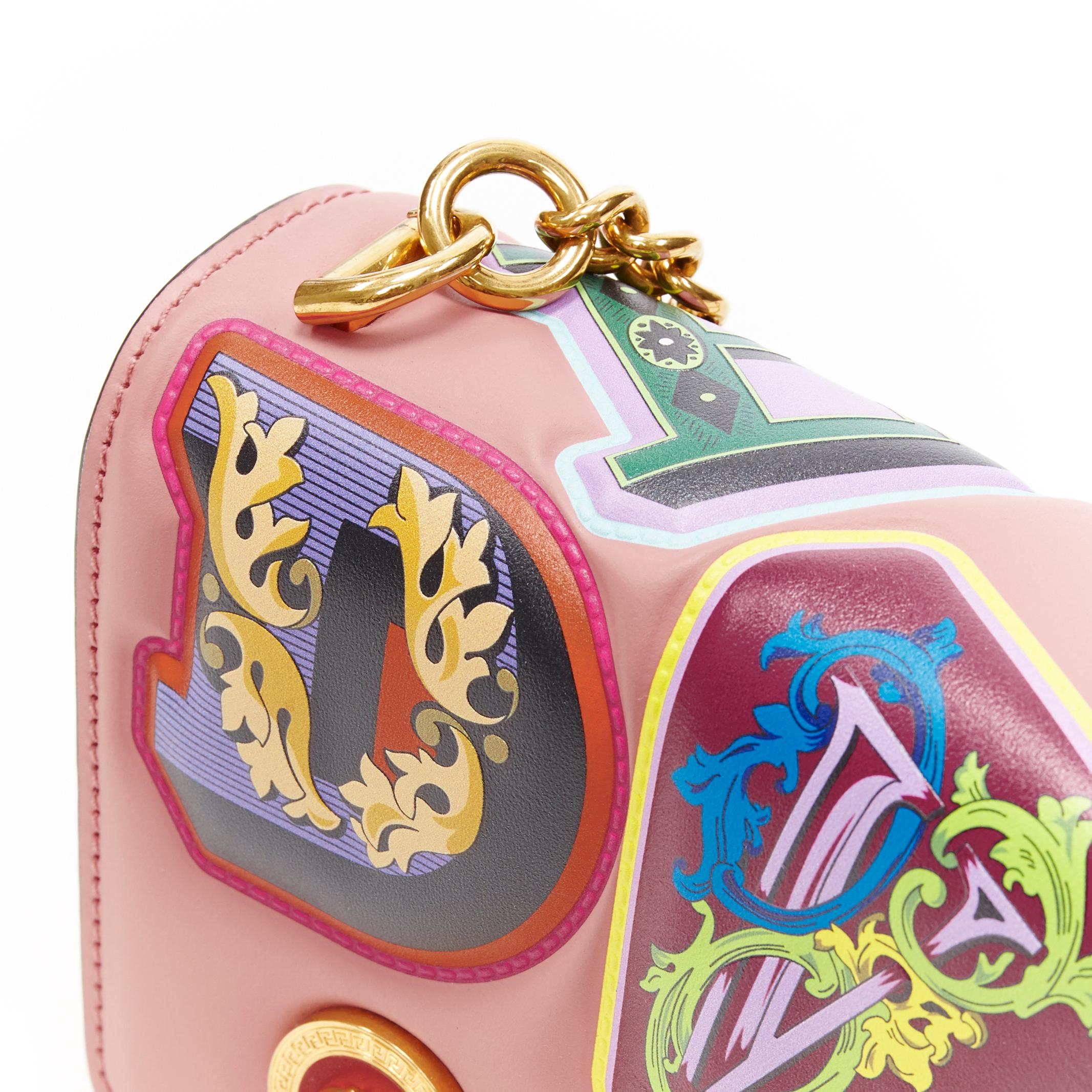 VERSACE Mini Icon Blusenrosa Barock-Schultertasche mit alphabetischem Patch und goldener Kette in Rosa 3