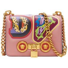 VERSACE Mini Icon Blusenrosa Barock-Schultertasche mit alphabetischem Patch und goldener Kette in Rosa