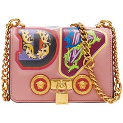 VERSACE Mini Icon Blusenrosa Barock-Schultertasche mit alphabetischem Patch und goldener Kette in Rosa