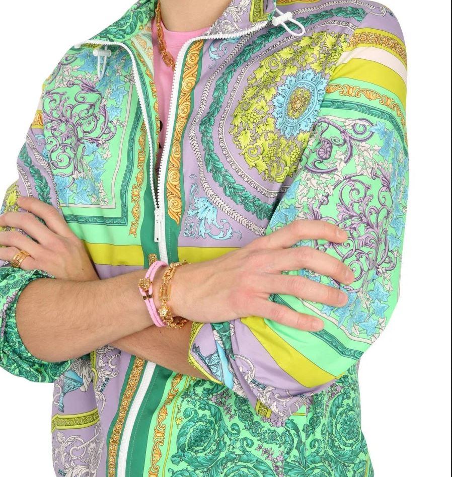 Versace Printemps 2021 Barocco Baroque Pop Jacket aux couleurs pastel rayonnantes.

Cette veste était issue de l'édition limitée de la Collection Versace Resort 2021 et est épuisée.

Condit : Neuf avec étiquettes.

Taille : Hommes IT 52, US size XL,