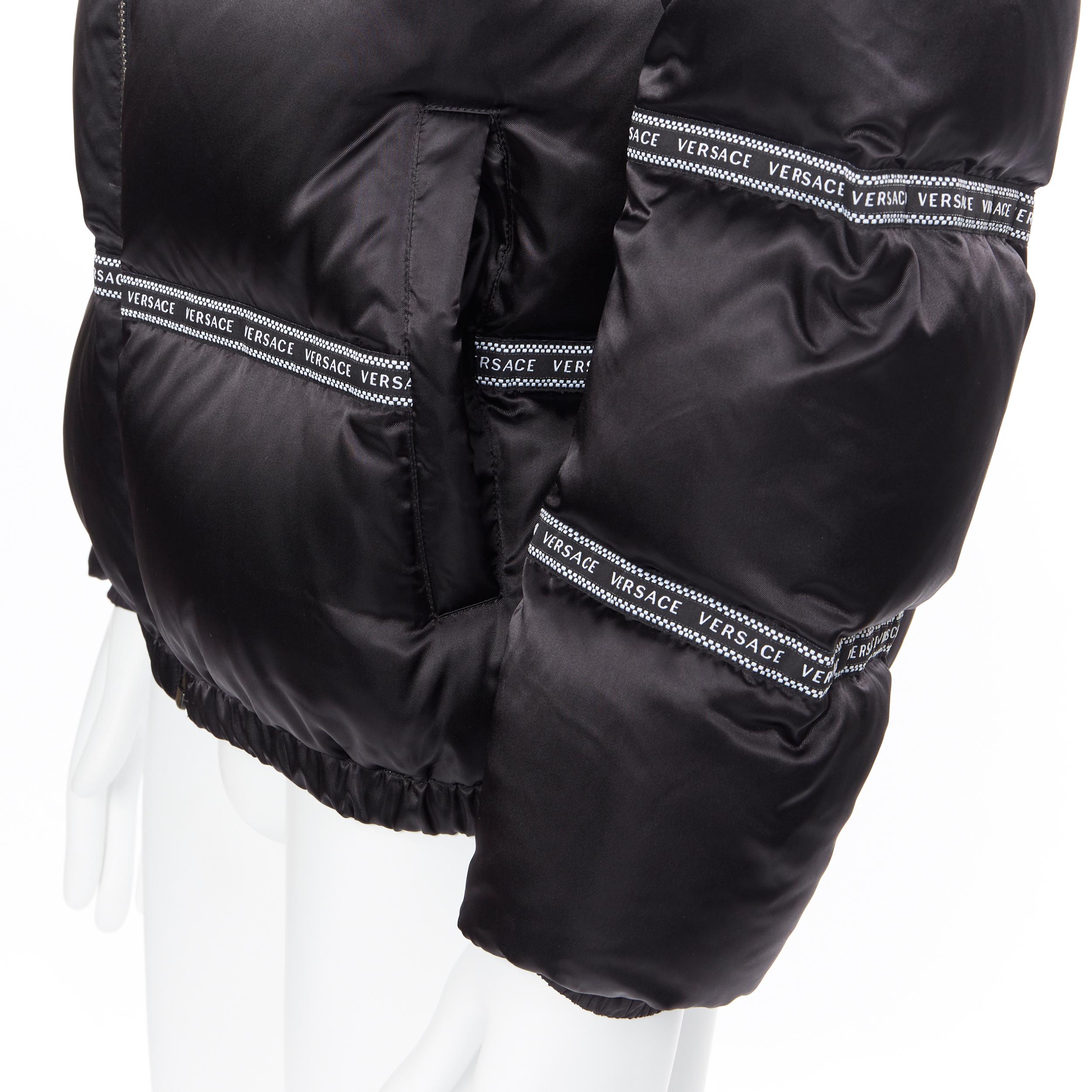 new VERSACE Nastro Stampa black logo ribbon goose down padded jacket IT46 S
Brand: Versace
Designer: Donatella Versace
Collection: 2019
Model Name / Style: Nastro Stampa down jacket
Material: Nylon
Color: Black
Pattern: Solid
Closure: Zip
Extra