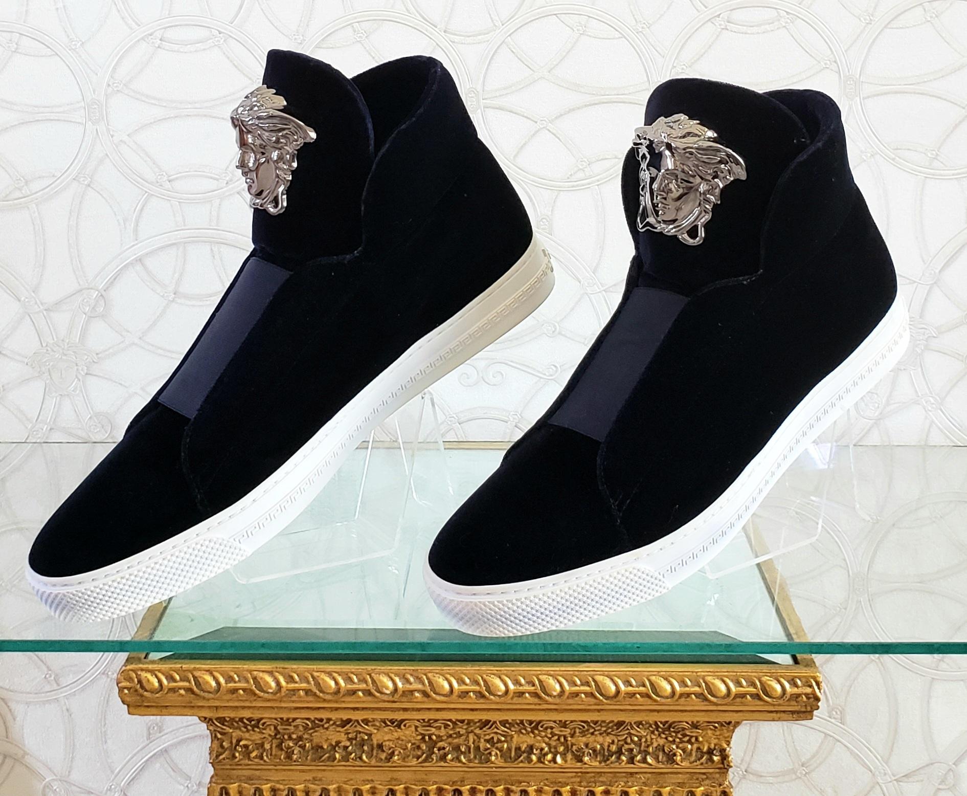 VERSACE 



Palazzo sneakers 

This shoe is embodied in true Versace-style and

 features navy blue velvet with silver iconic Medusa. 

It wouldn’t be Versace without it.



Made in Italy

       Italian size is 43.5 - US 10.5  
Has a little