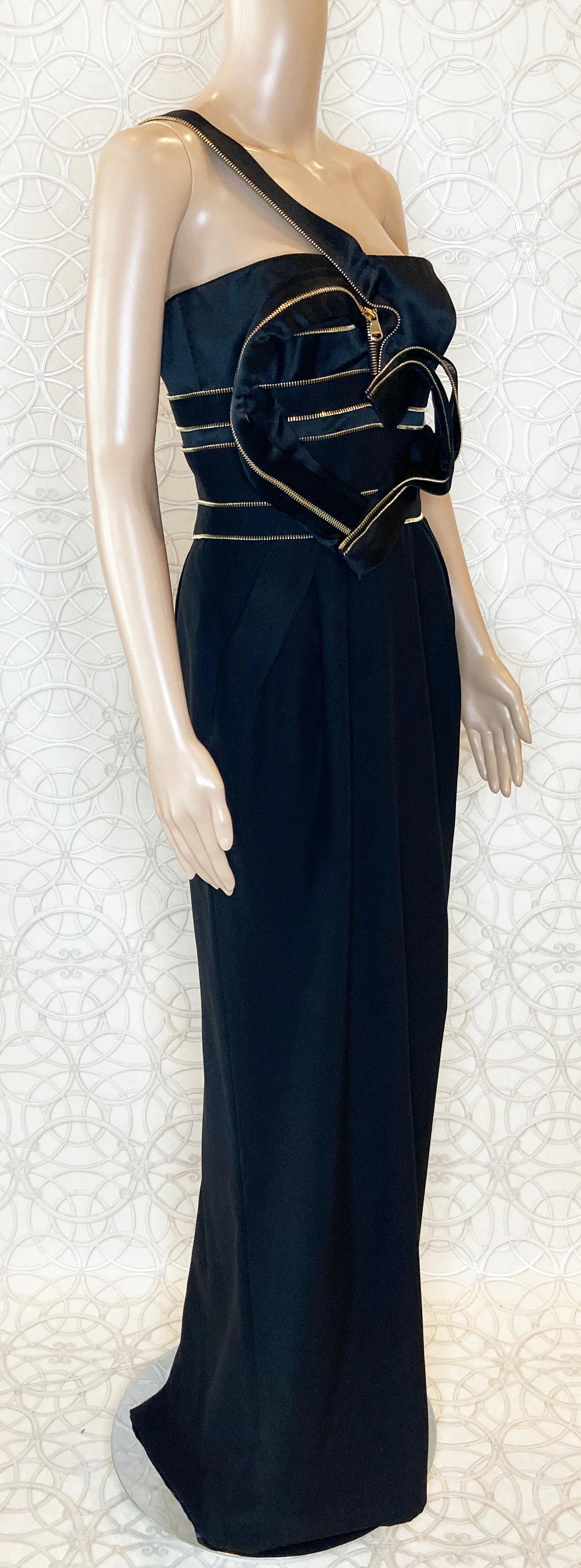 Versace S/2009 - Robe longue en soie noire, à une épaule, L n° 30 avec cœur, 42 - 6 en vente 7