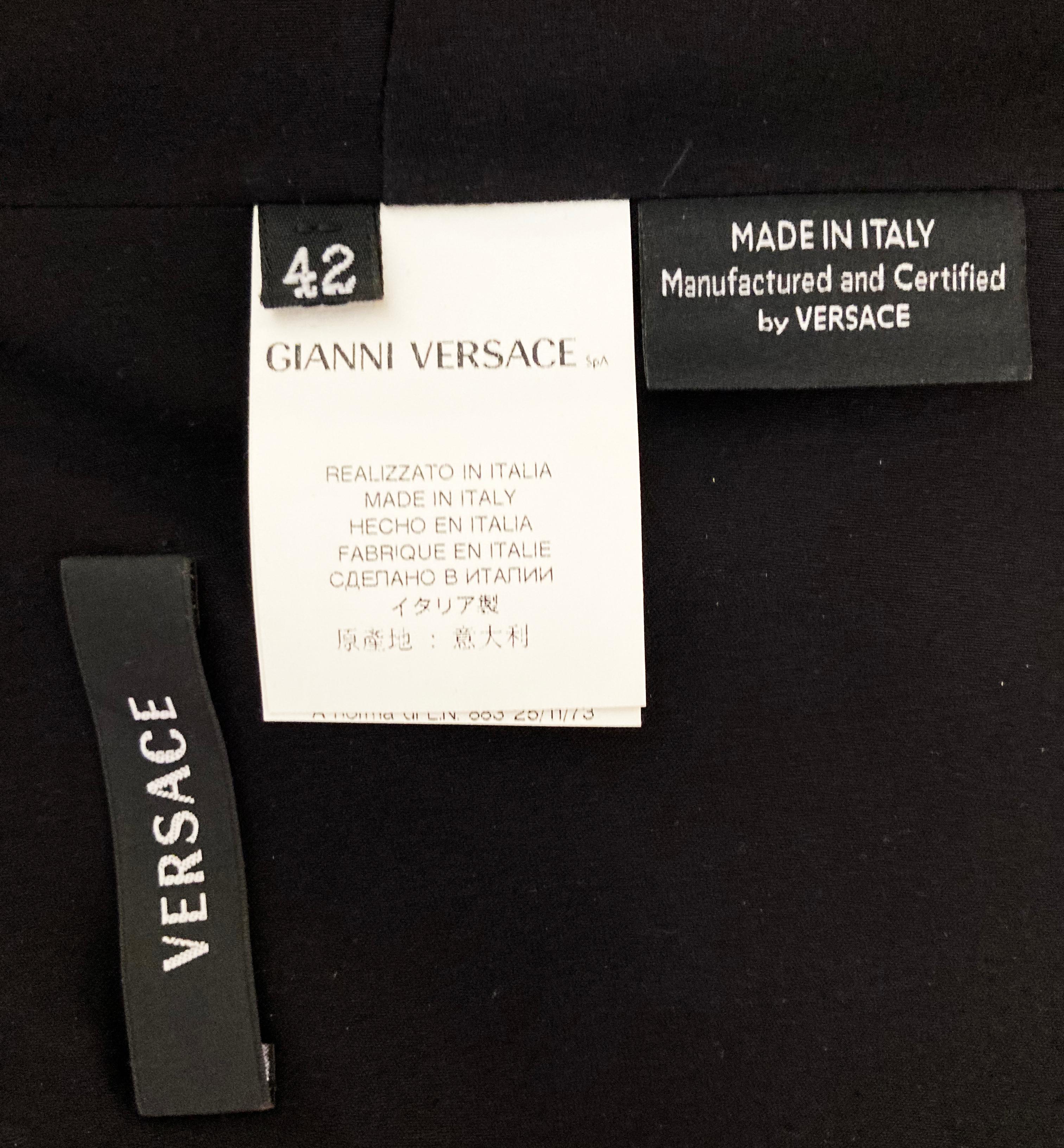 Versace S/2009 - Robe longue en soie noire, à une épaule, L n° 30 avec cœur, 42 - 6 en vente 9