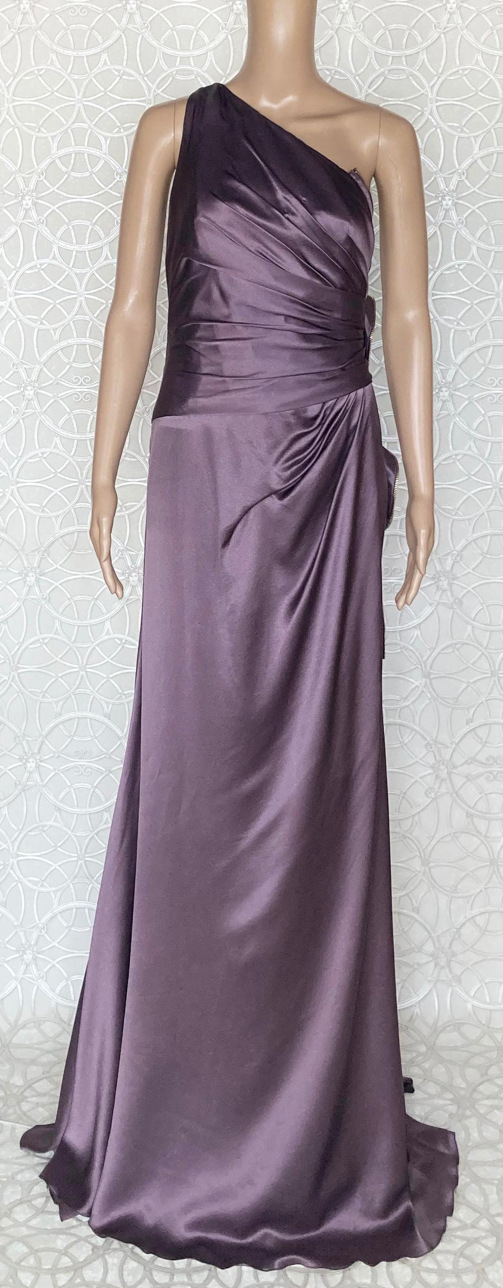 Noir P/E 2009 Ln° 37 - VERSACE - Robe longue violette à une épaule avec cœurs 46 - 10 en vente