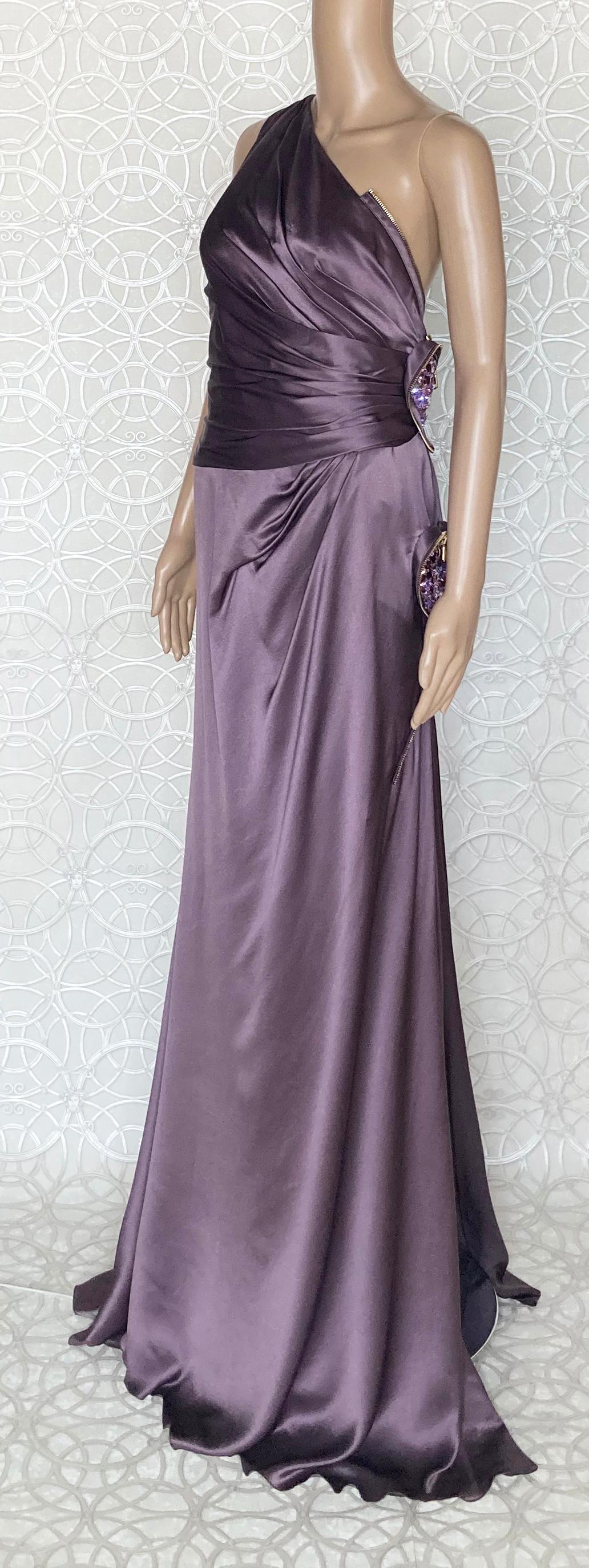 P/E 2009 Ln° 37 - VERSACE - Robe longue violette à une épaule avec cœurs 46 - 10 Neuf - En vente à Montgomery, TX