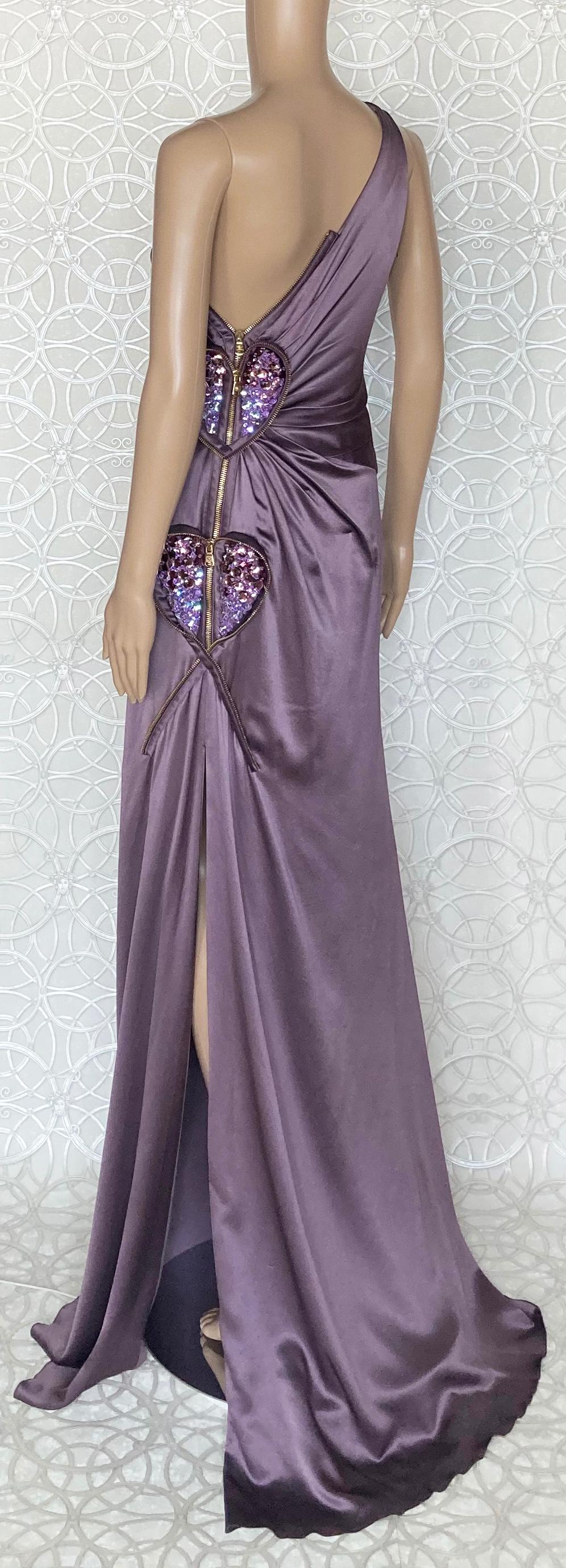 P/E 2009 Ln° 37 - VERSACE - Robe longue violette à une épaule avec cœurs 46 - 10 en vente 1
