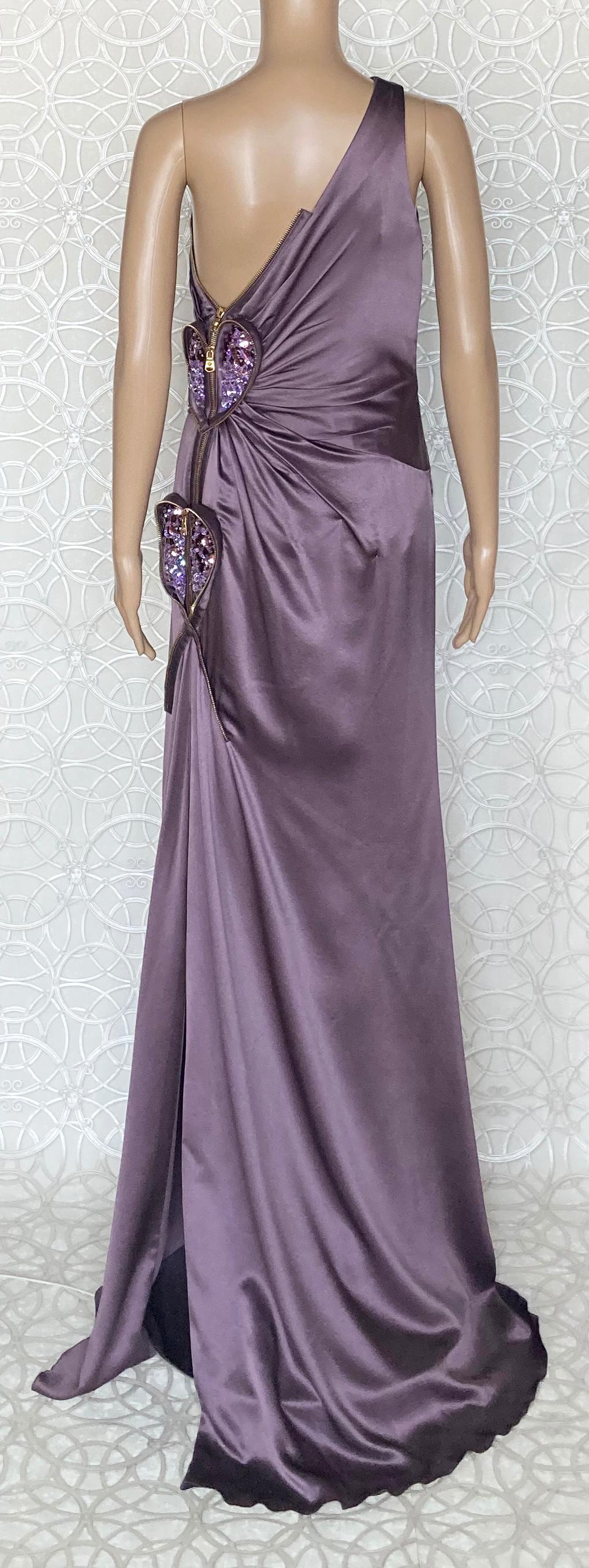 P/E 2009 Ln° 37 - VERSACE - Robe longue violette à une épaule avec cœurs 46 - 10 en vente 2