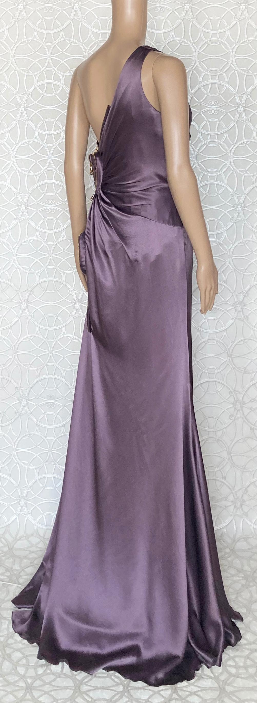 P/E 2009 Ln° 37 - VERSACE - Robe longue violette à une épaule avec cœurs 46 - 10 en vente 3