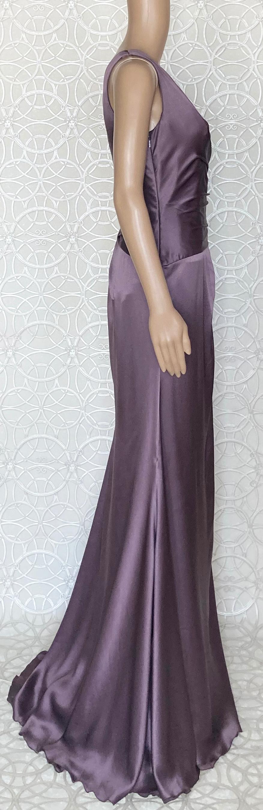 P/E 2009 Ln° 37 - VERSACE - Robe longue violette à une épaule avec cœurs 46 - 10 en vente 4