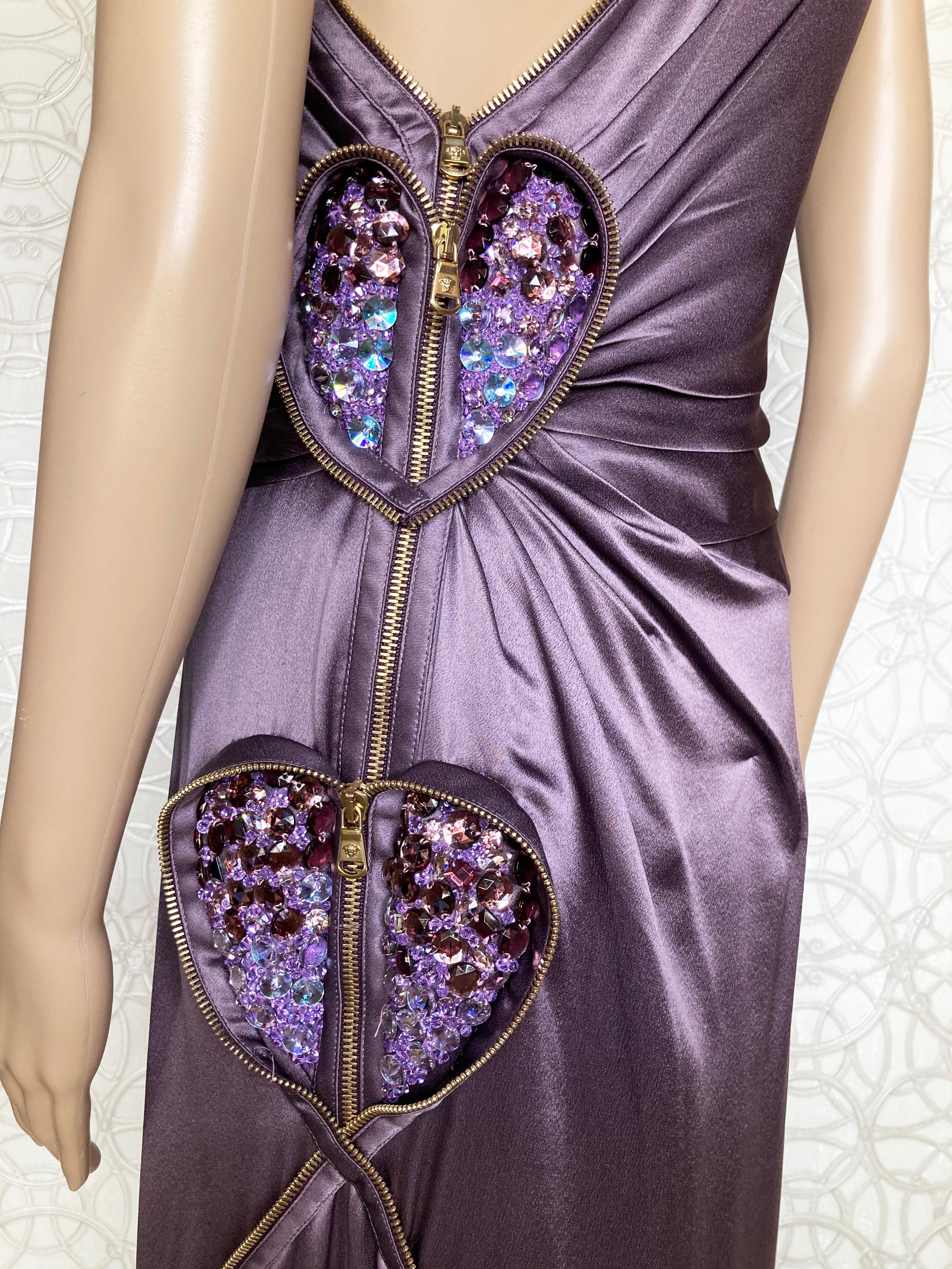 P/E 2009 Ln° 37 - VERSACE - Robe longue violette à une épaule avec cœurs 46 - 10 en vente 6