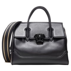 VERSACE Palazzo Empire Medusa Medium Schwarze Umhängetasche aus Kalbsleder mit Klappe