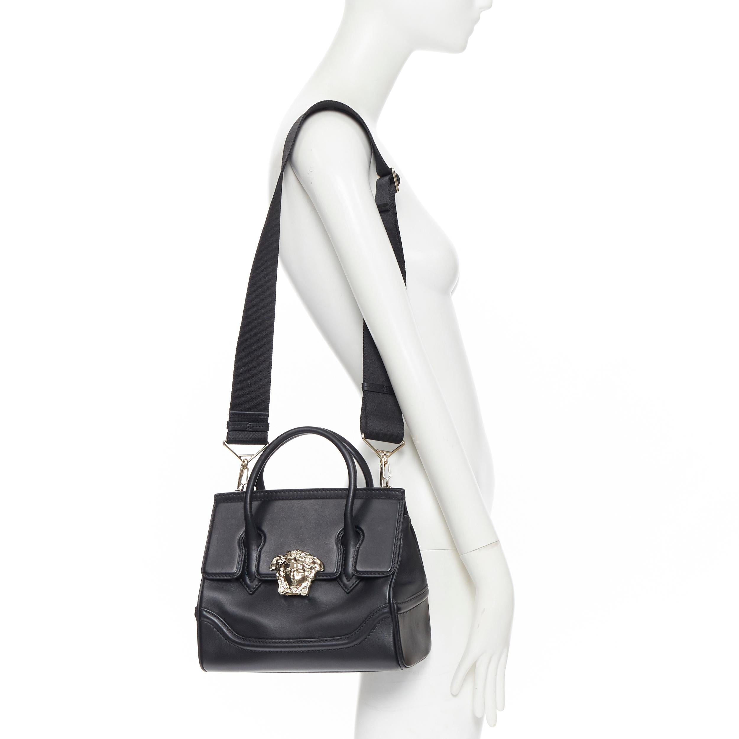 nuevo Bolso VERSACE Palazzo Empire Pequeño de piel negra dorada con cabeza de Medusa
Marca: Versace
Diseñadora: Donatella Versace
Nombre del modelo / Estilo: Versace Empire
Material: Piel
Color: Negro
Patrón: Sólido
Cierre: Cierre
Detalle Extra: