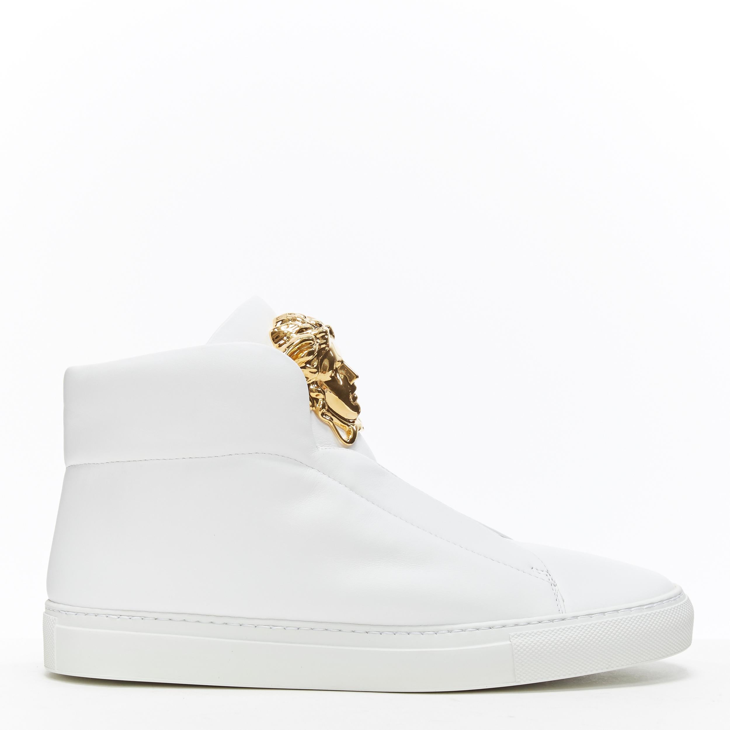 new VERSACE Palazzo gold Medusa white calfskin leather high top sneaker EU40
Brand: Versace
Designer: Donatella Versace
Model Name / Style: Palazzo high top
Material: Leather; calfskin leather
Color: White; gold Medusa
Pattern: Solid
Closure: