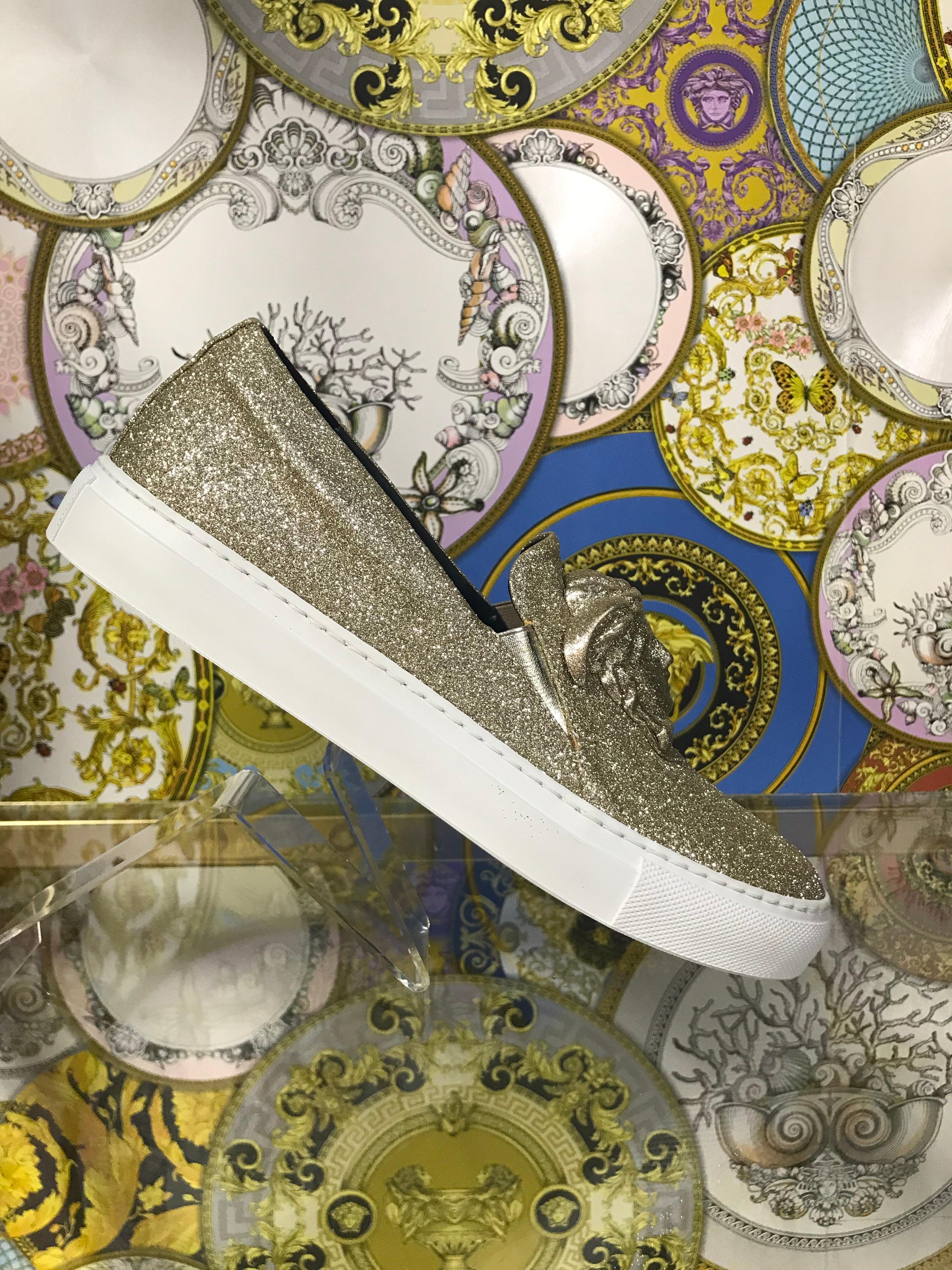 BRAND NEW 

VERSACE 

PALAZZO LOW-TOP SNEAKERS

From the LIMITED EDITION line, these Versace sneakers feature a sophisticated design.

Low-top style

Glitter finish

Rubber sole

Italian size is 37.5 - US 7.5

Brand New