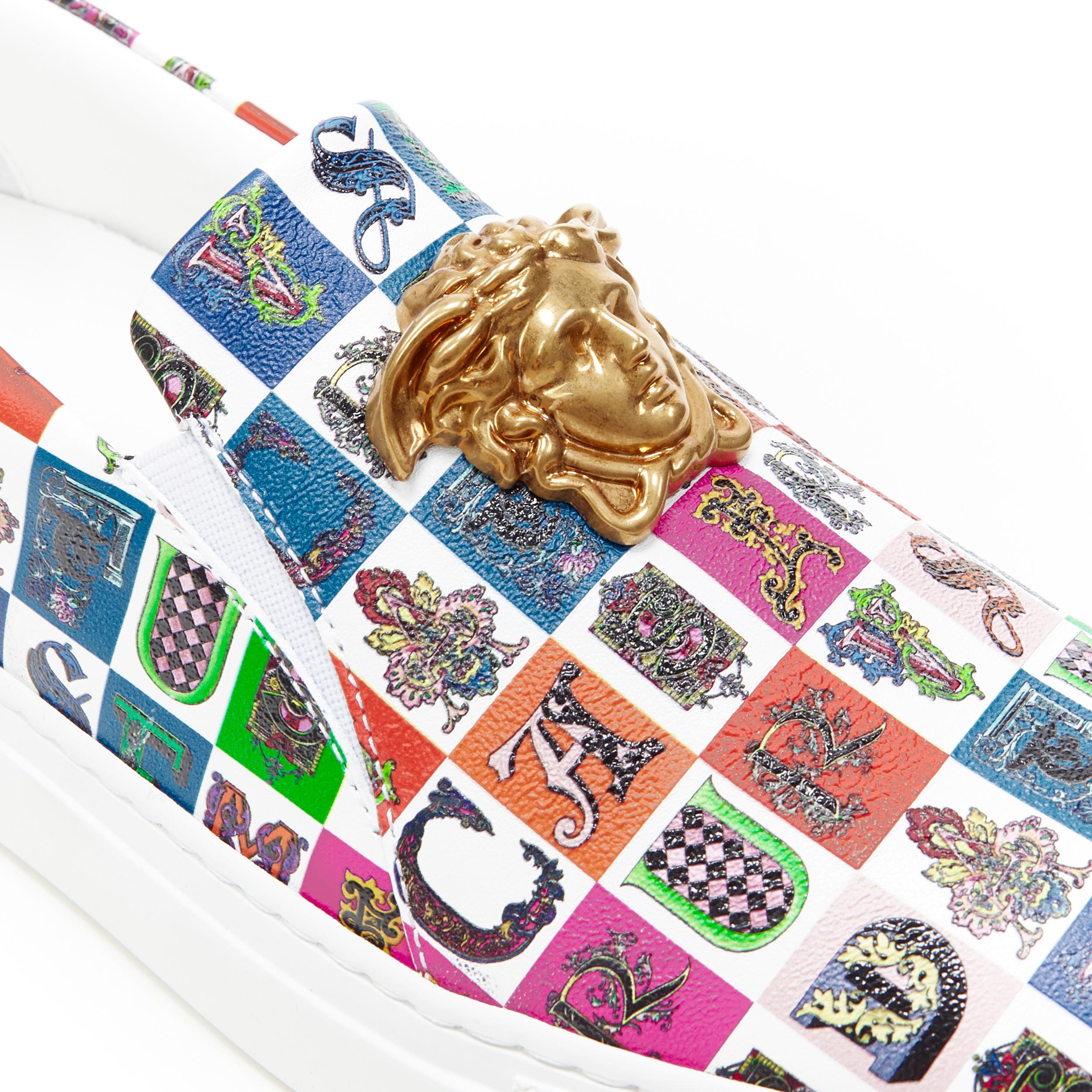 new VERSACE Palazzo Medusa baroque alphabet print gold face skate sneakers EU39
Brand: Versace
Designer: Donatella Versace
Collection: 2019
Model Name / Style: Palazzo Medusa
Material: Leather
Color: Multicolour
Pattern: Abstract
Closure: Slip