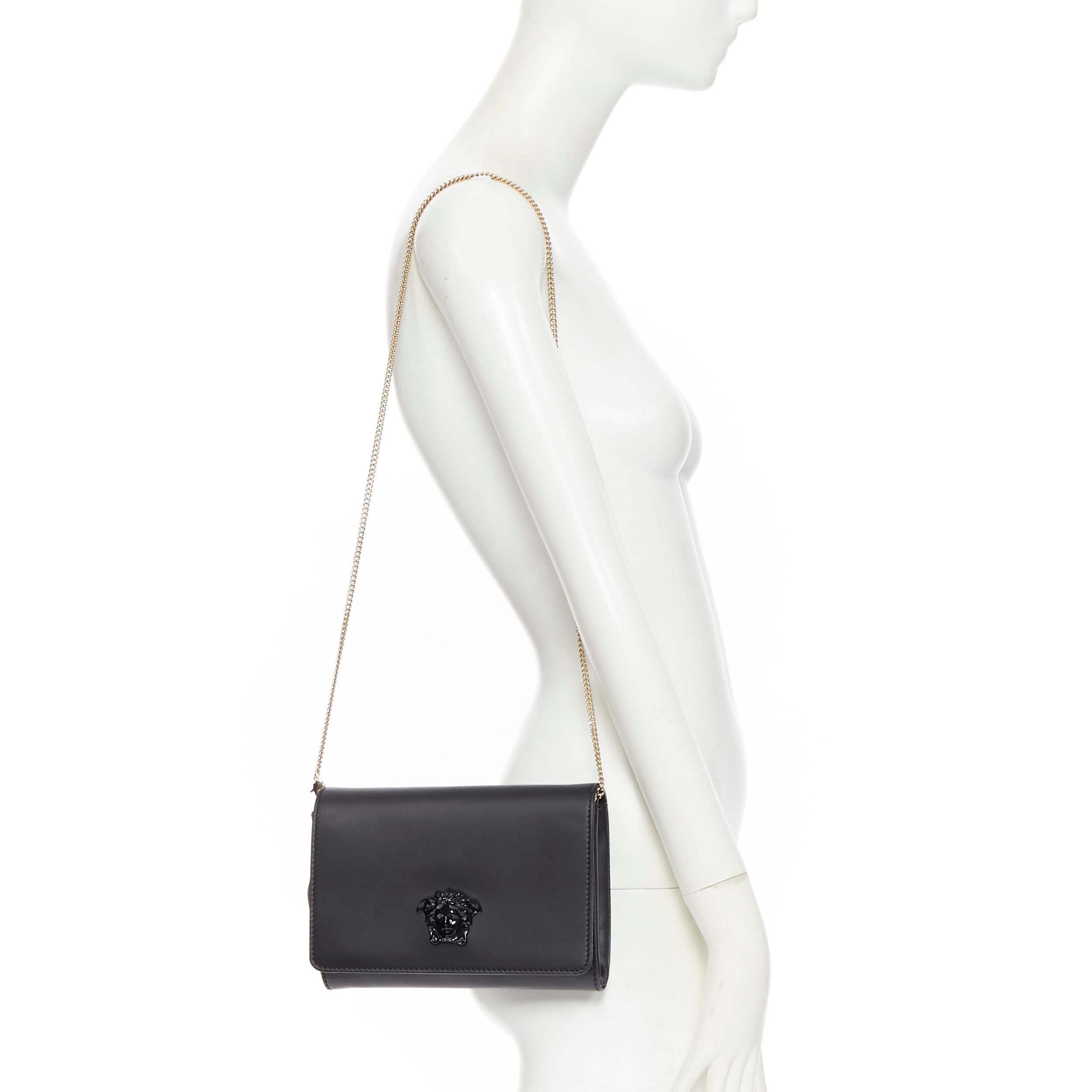 new VERSACE Palazzo Medusa black calf leather flap shoulder chain clutch bag
Brand: Versace
Designer: Donatella Versace
Model Name / Style: Palazzo Medusa flap
Material: Leather
Color: Black
Pattern: Solid
Closure: Magnetic
Extra Detail: Signature