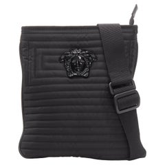 Versace - Sac bandoulière portefeuille Palazzo Medusa en nylon matelassé géométrique noir, état neuf