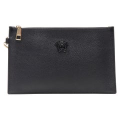 VERSACE Palazzo Medusa Schwarze Pebble Leder-Clutch mit Reißverschluss und Reißverschluss am Handgelenk